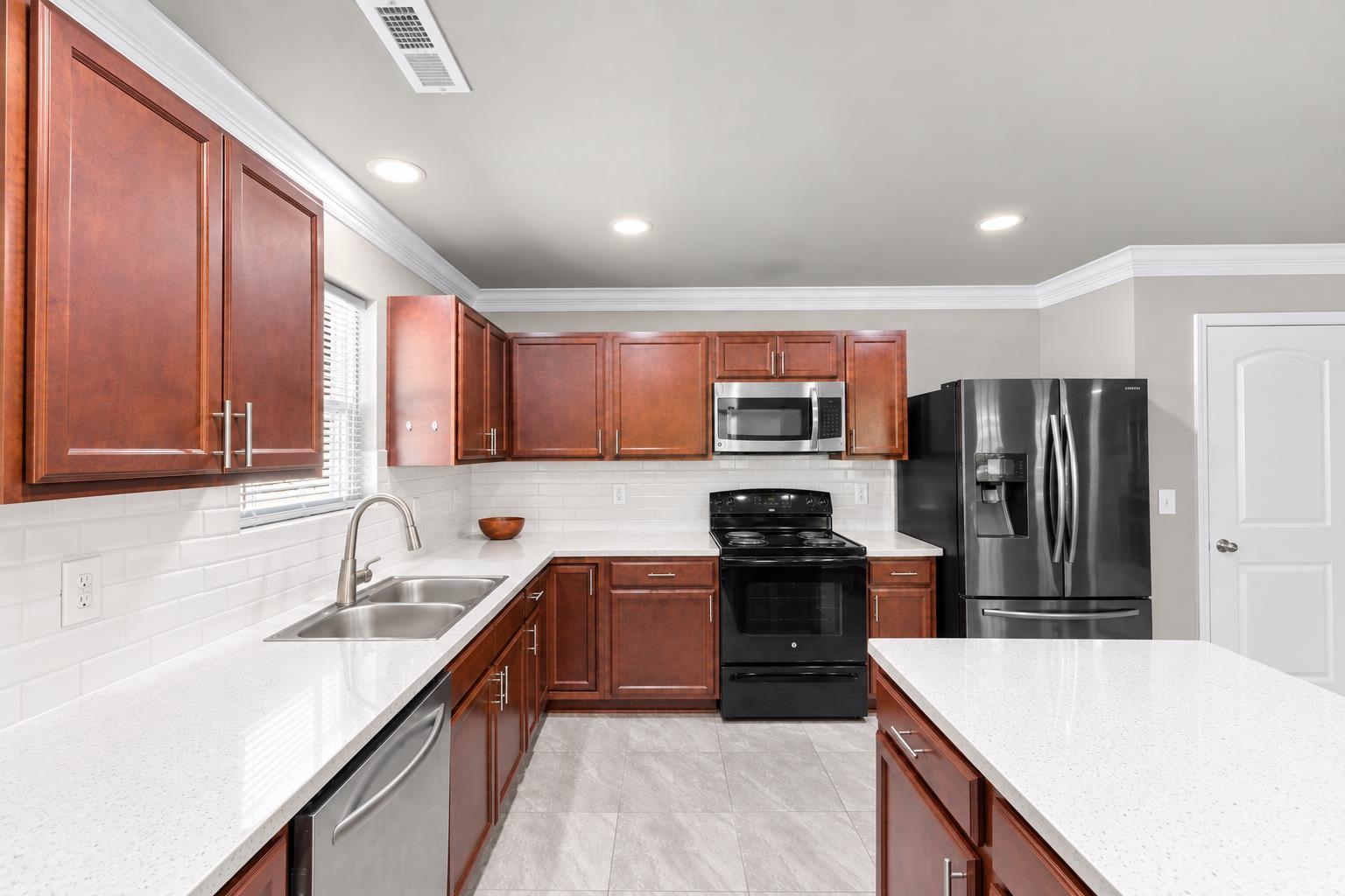 200 Davis Ct. Property Photo 11