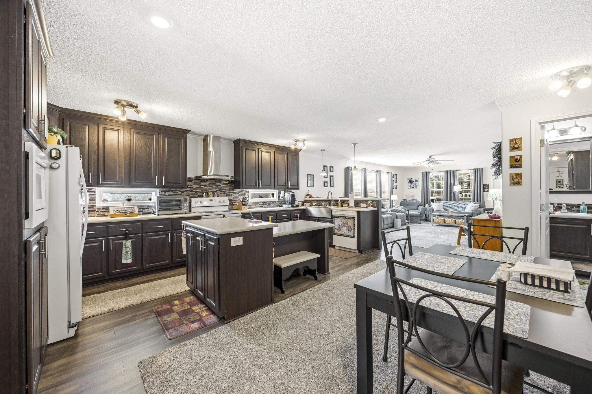 1004 Greencrest Ct. Property Photo 9