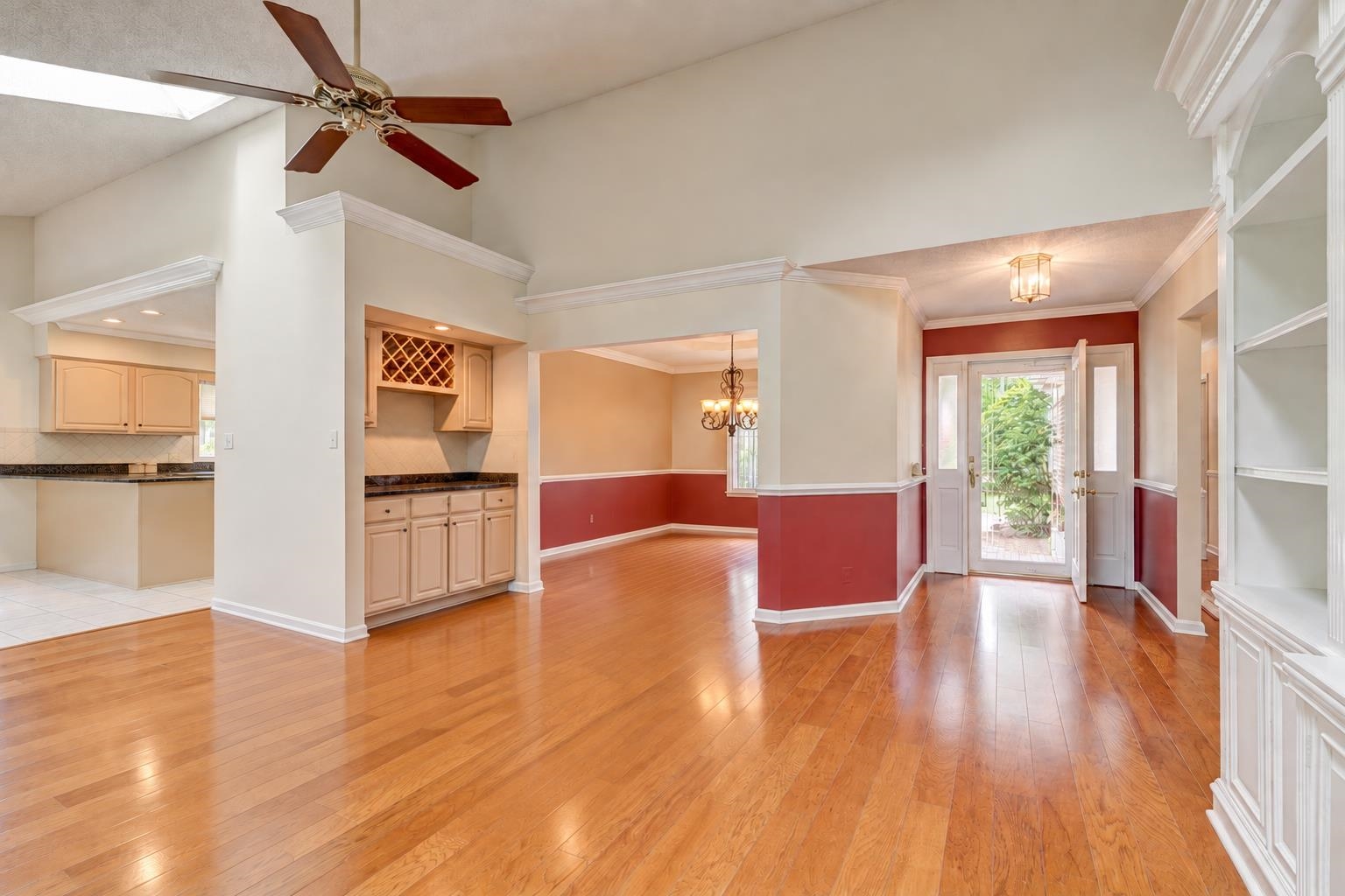 466 Country Club Dr. Property Photo 6
