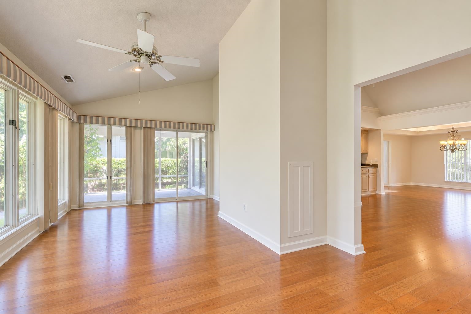 466 Country Club Dr. Property Photo 11