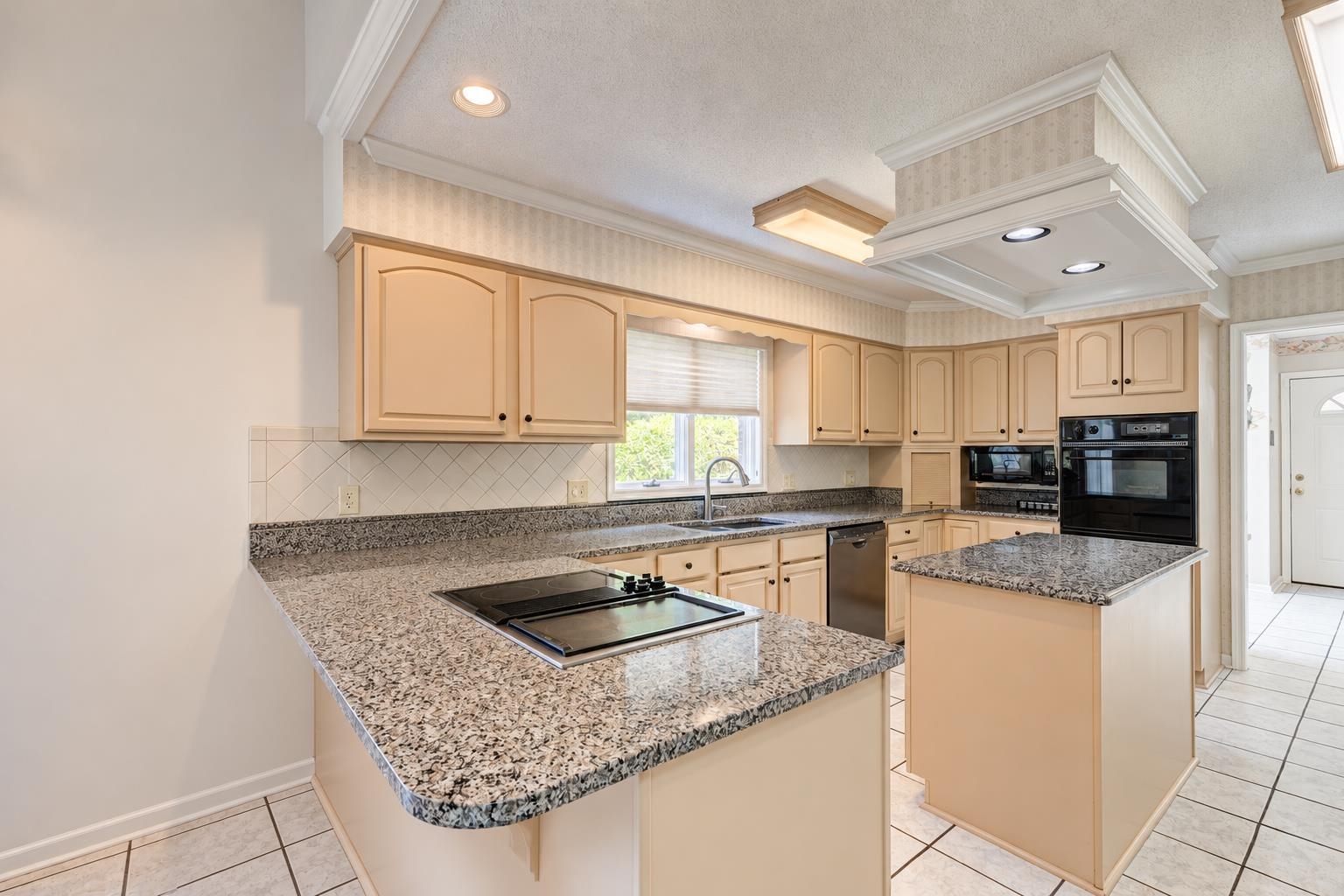 466 Country Club Dr. Property Photo 18