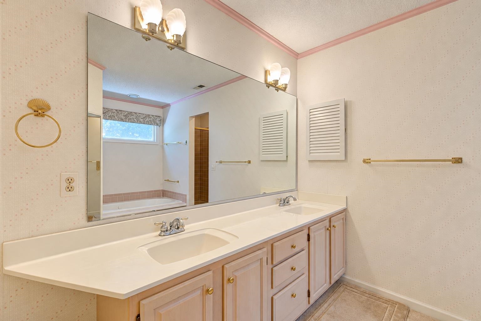 466 Country Club Dr. Property Photo 26