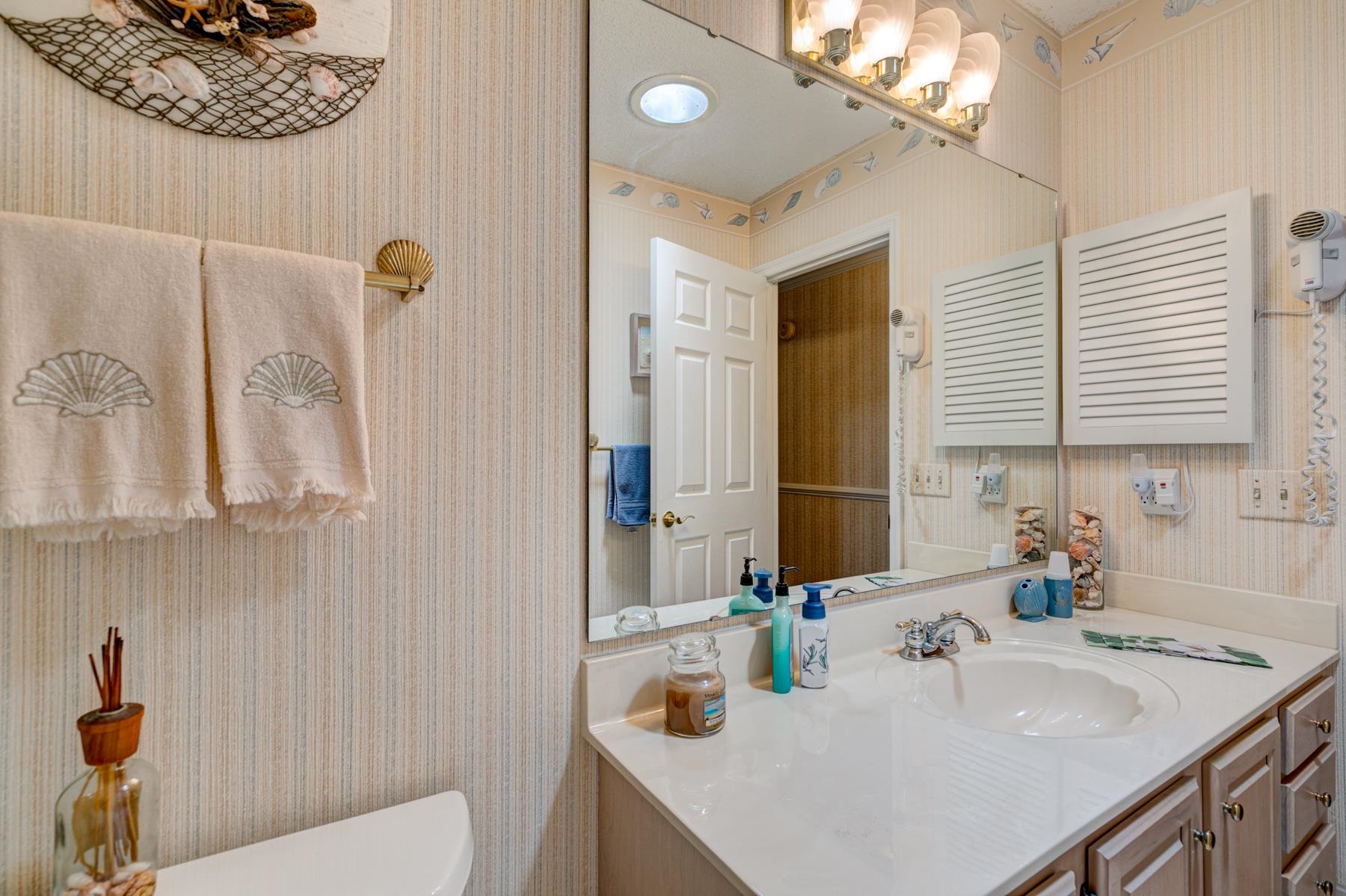 466 Country Club Dr. Property Photo 34
