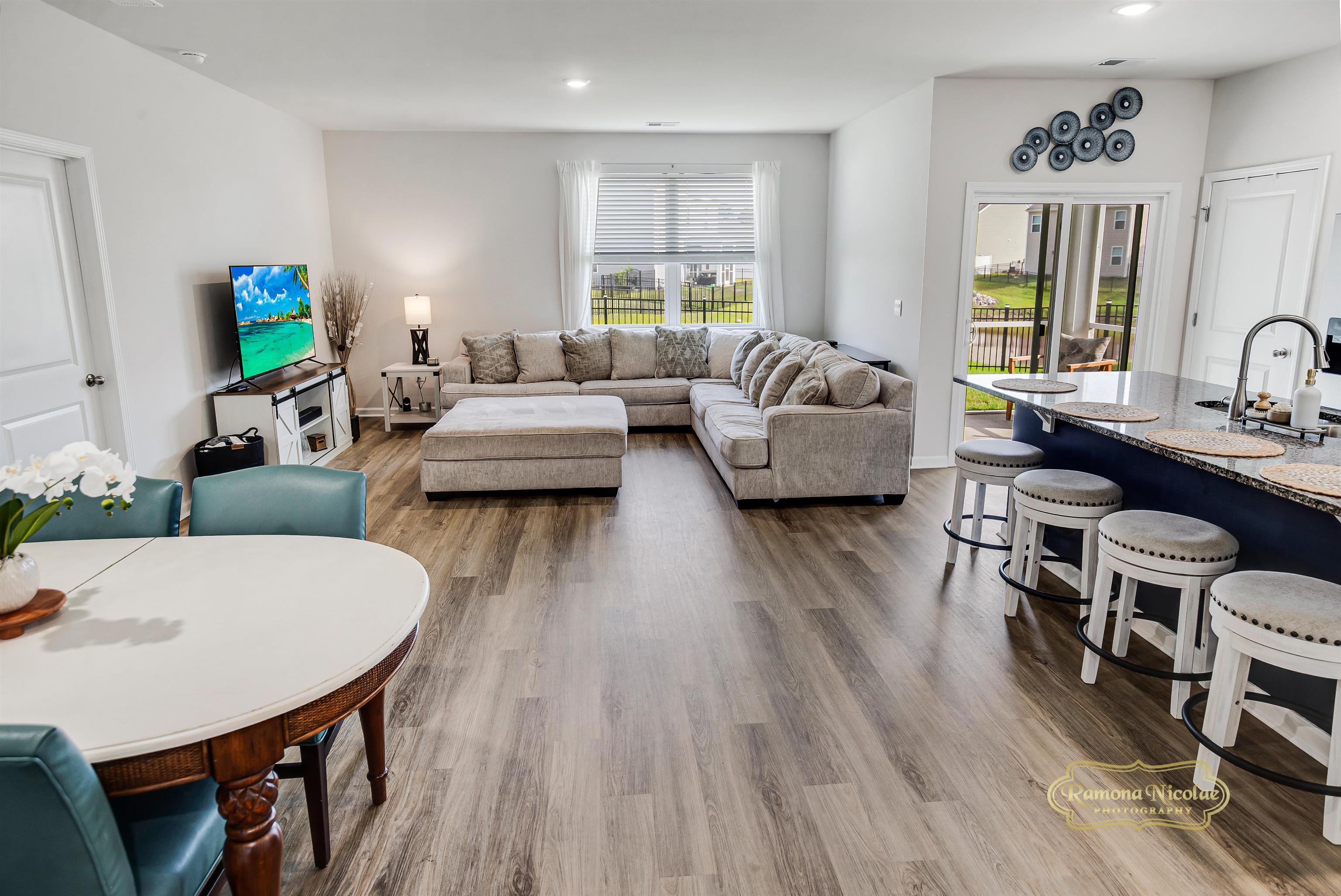 1075 Sennema Circle Property Photo 4