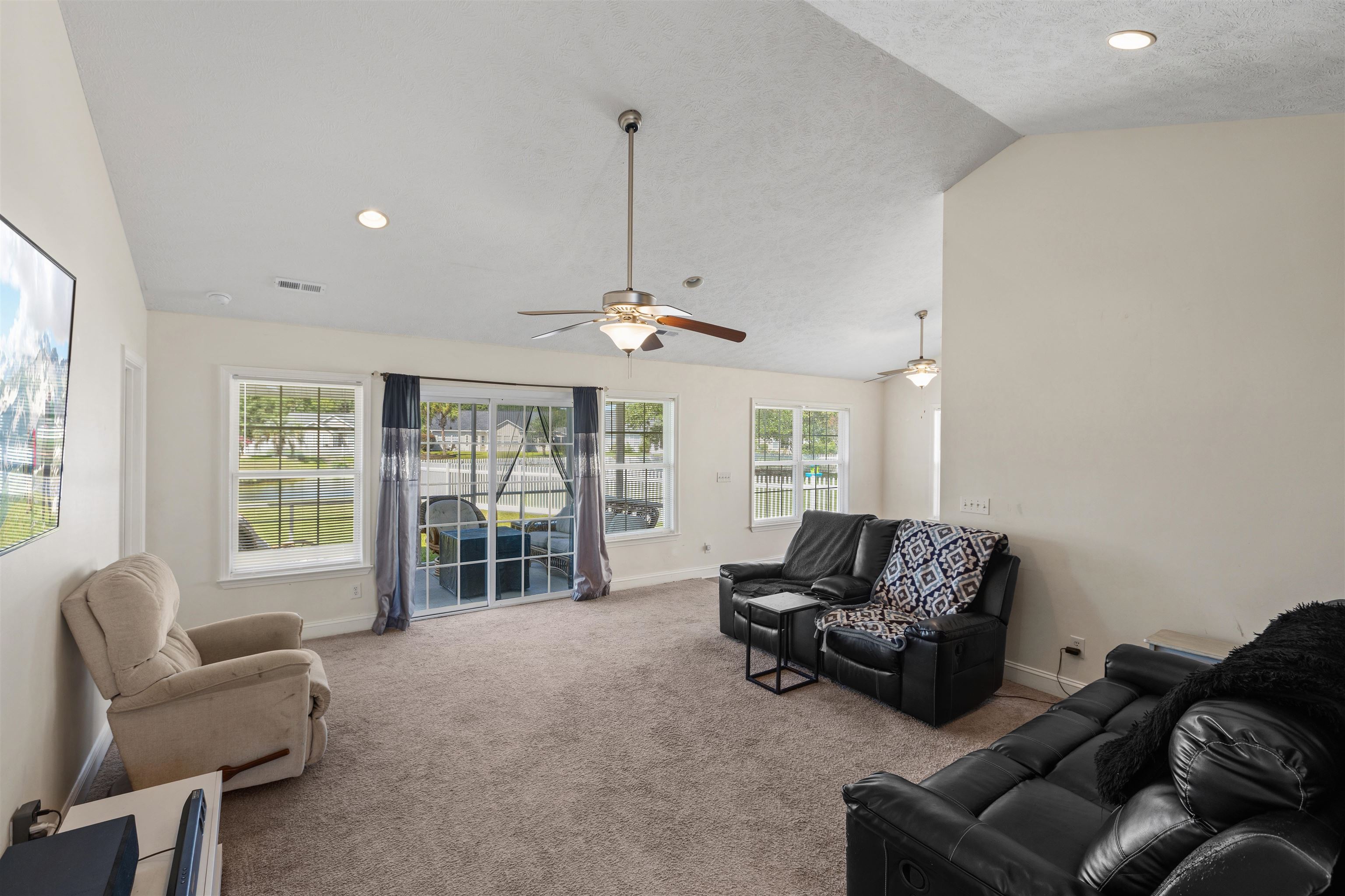 167 Governors Loop Property Photo 4