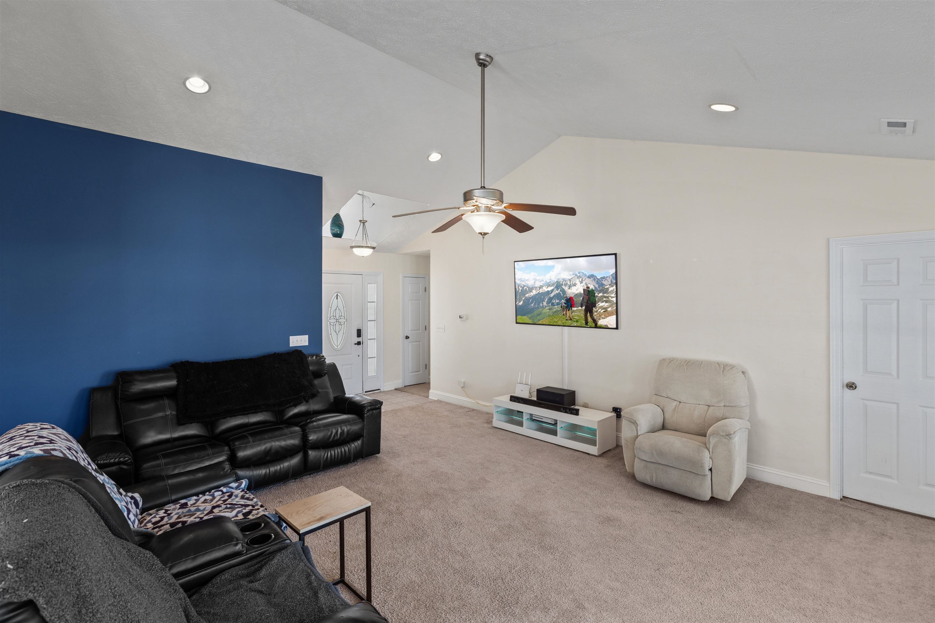 167 Governors Loop Property Photo 5