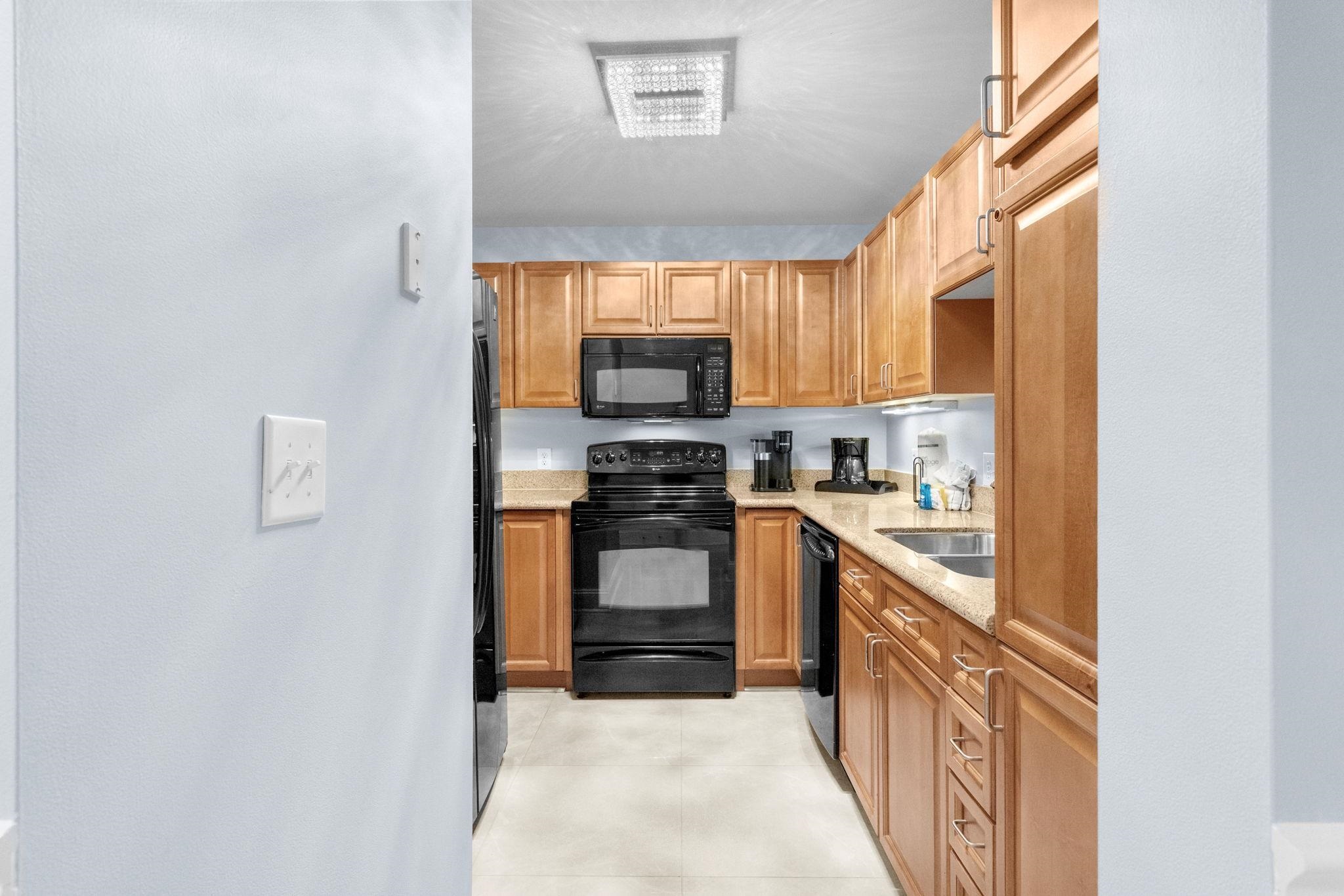 8121 Amalfi Pl. Property Photo 28