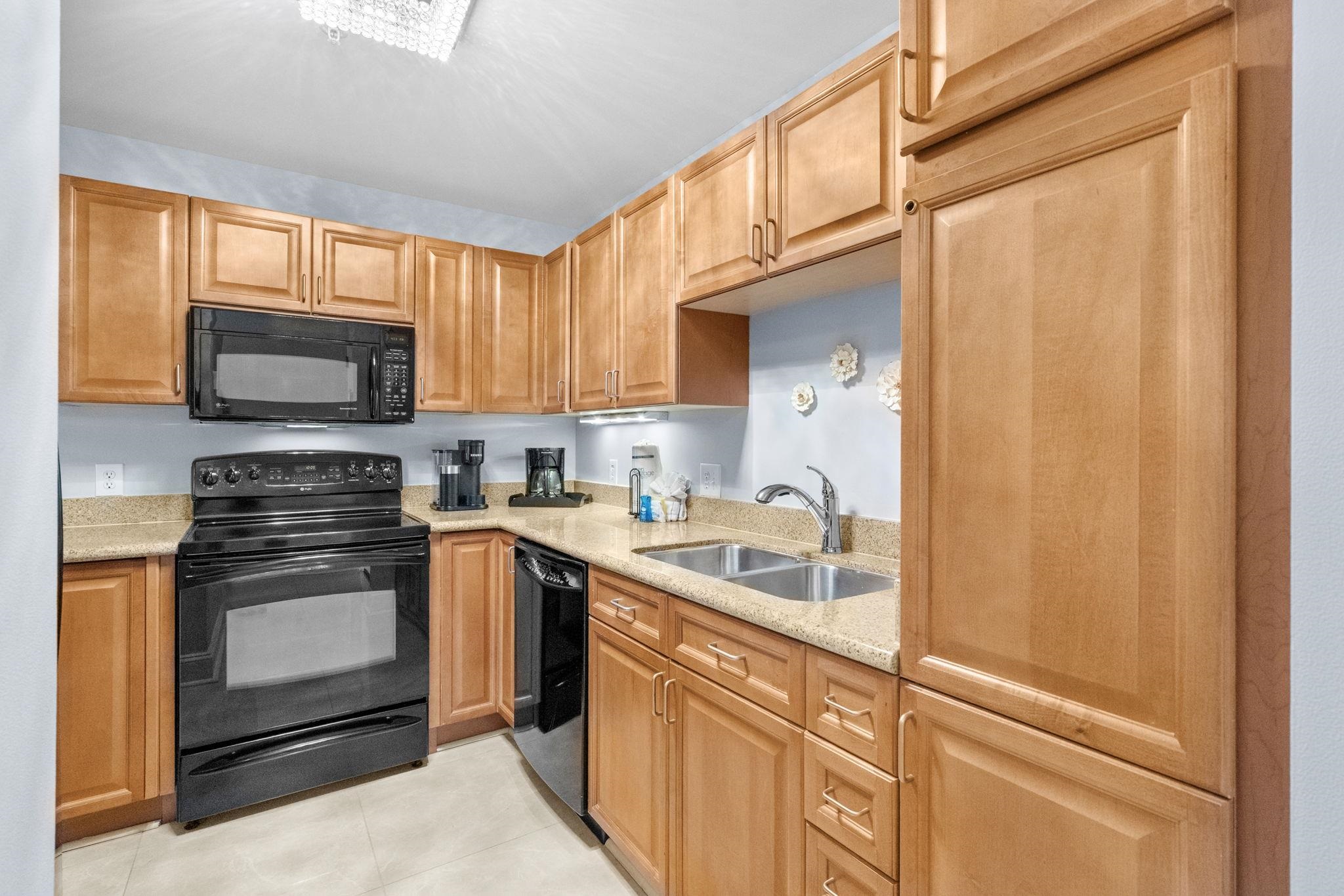 8121 Amalfi Pl. Property Photo 29