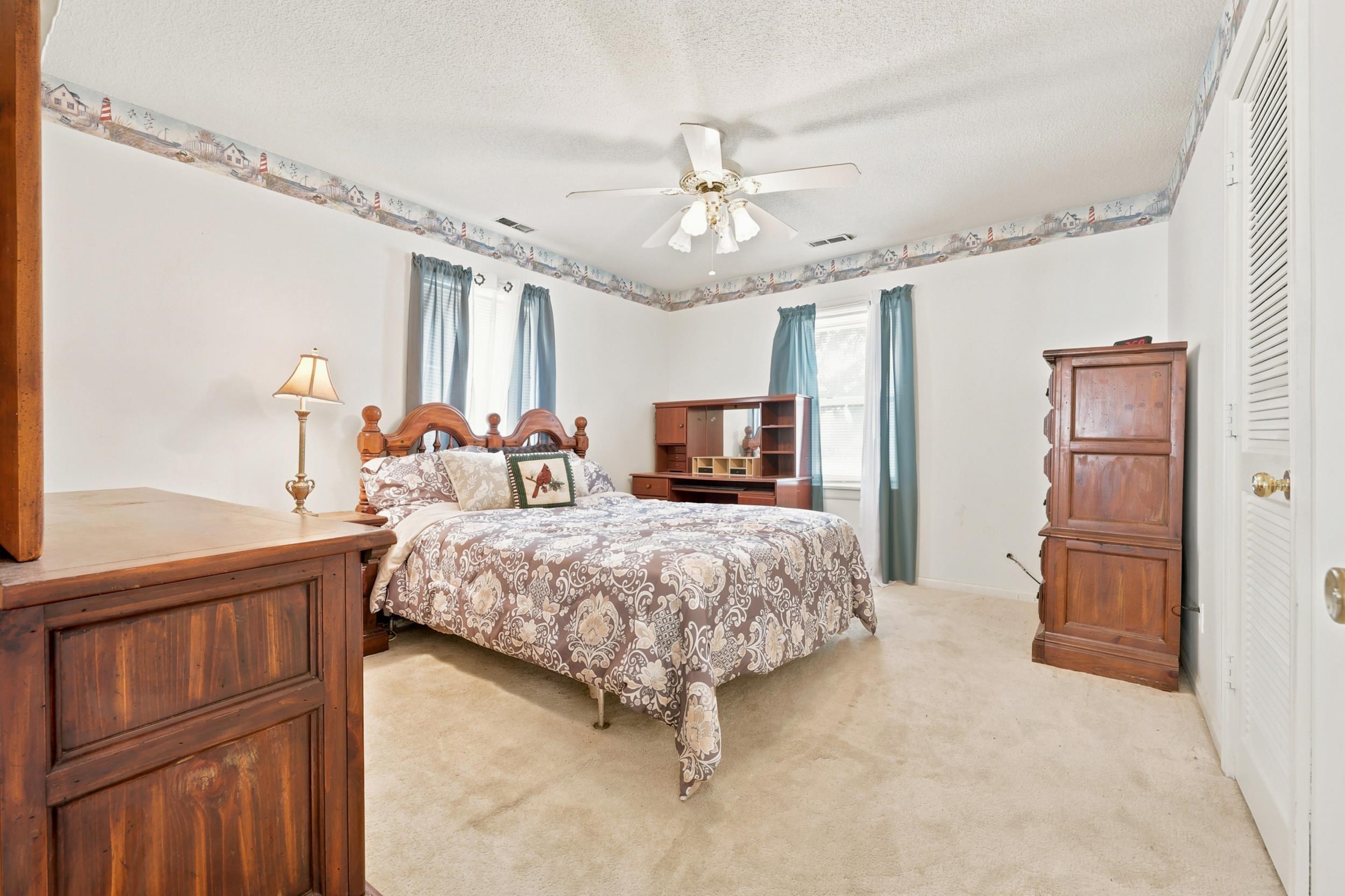2702 Havens Dr. Property Photo 5