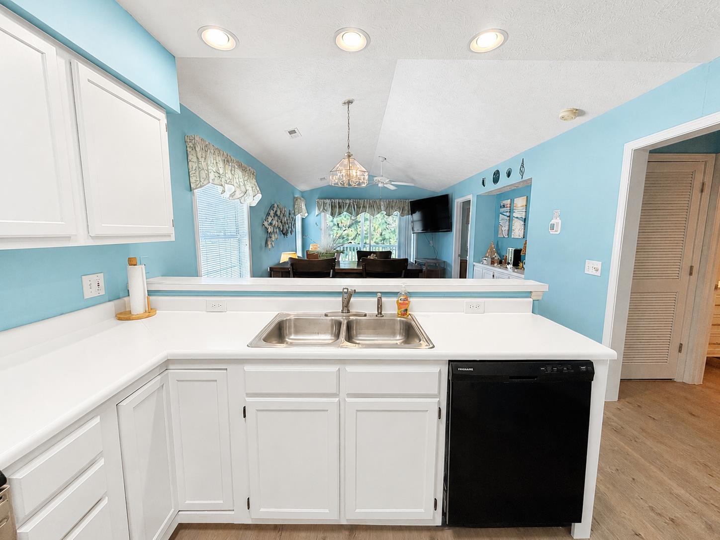 657 Tupelo Ln. Property Photo 6