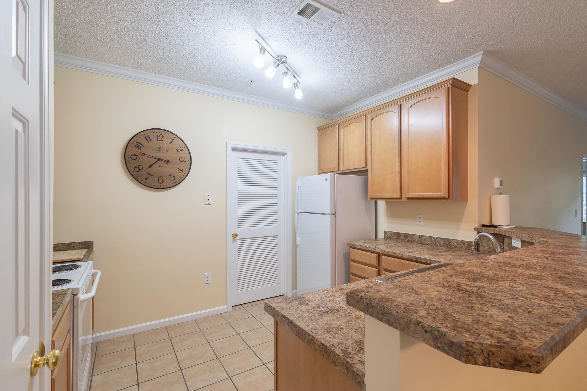 5828 Longwood Dr. Property Photo 14