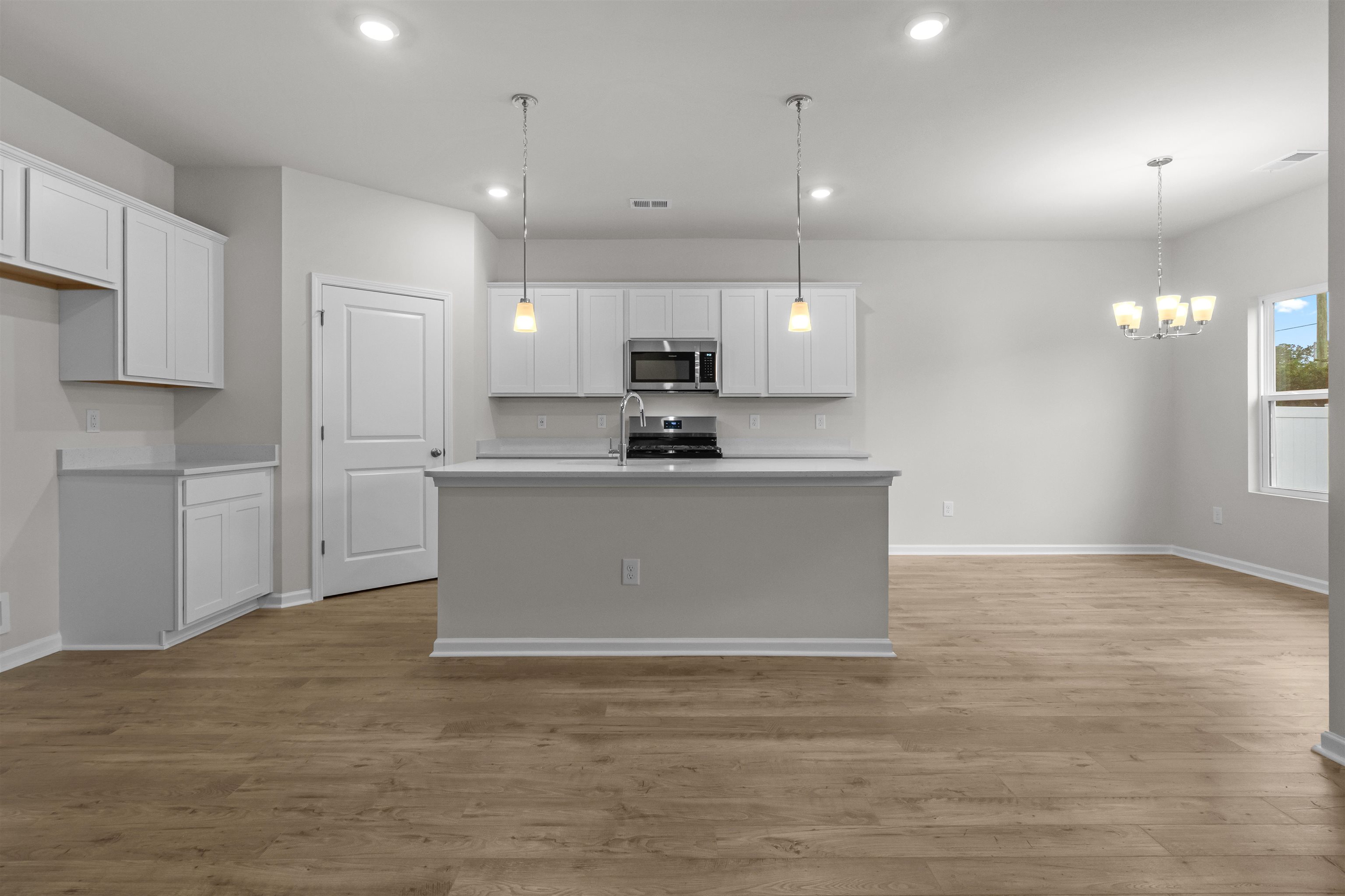 2400 Campton Loop Property Photo 9