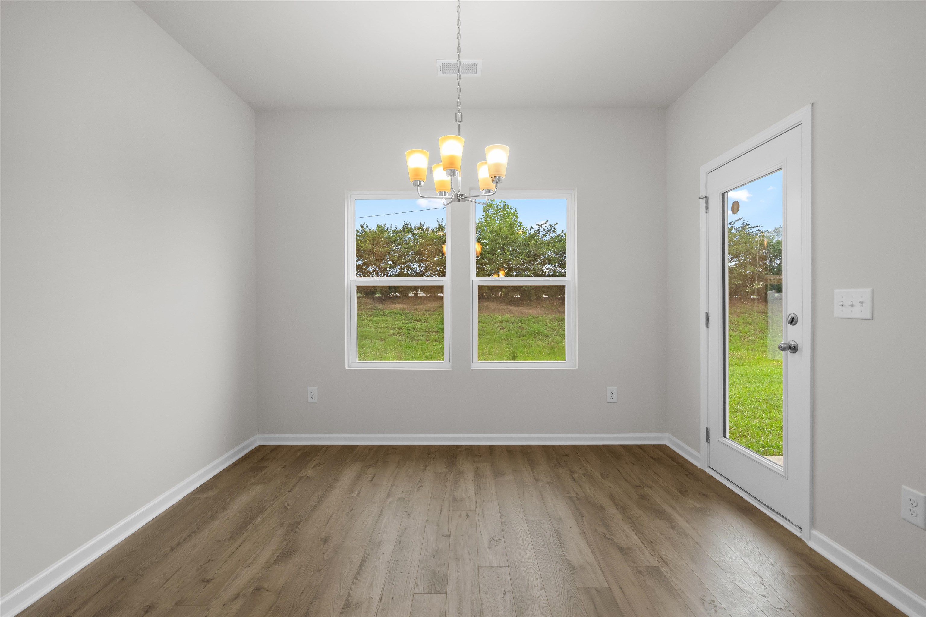 2400 Campton Loop Property Photo 14