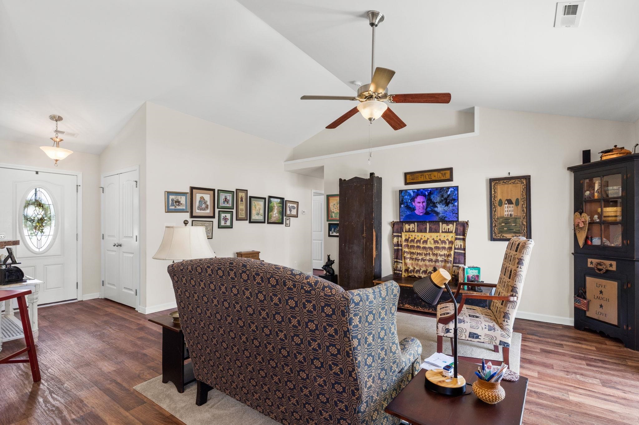 852 Inglenook Ln. Property Photo 8
