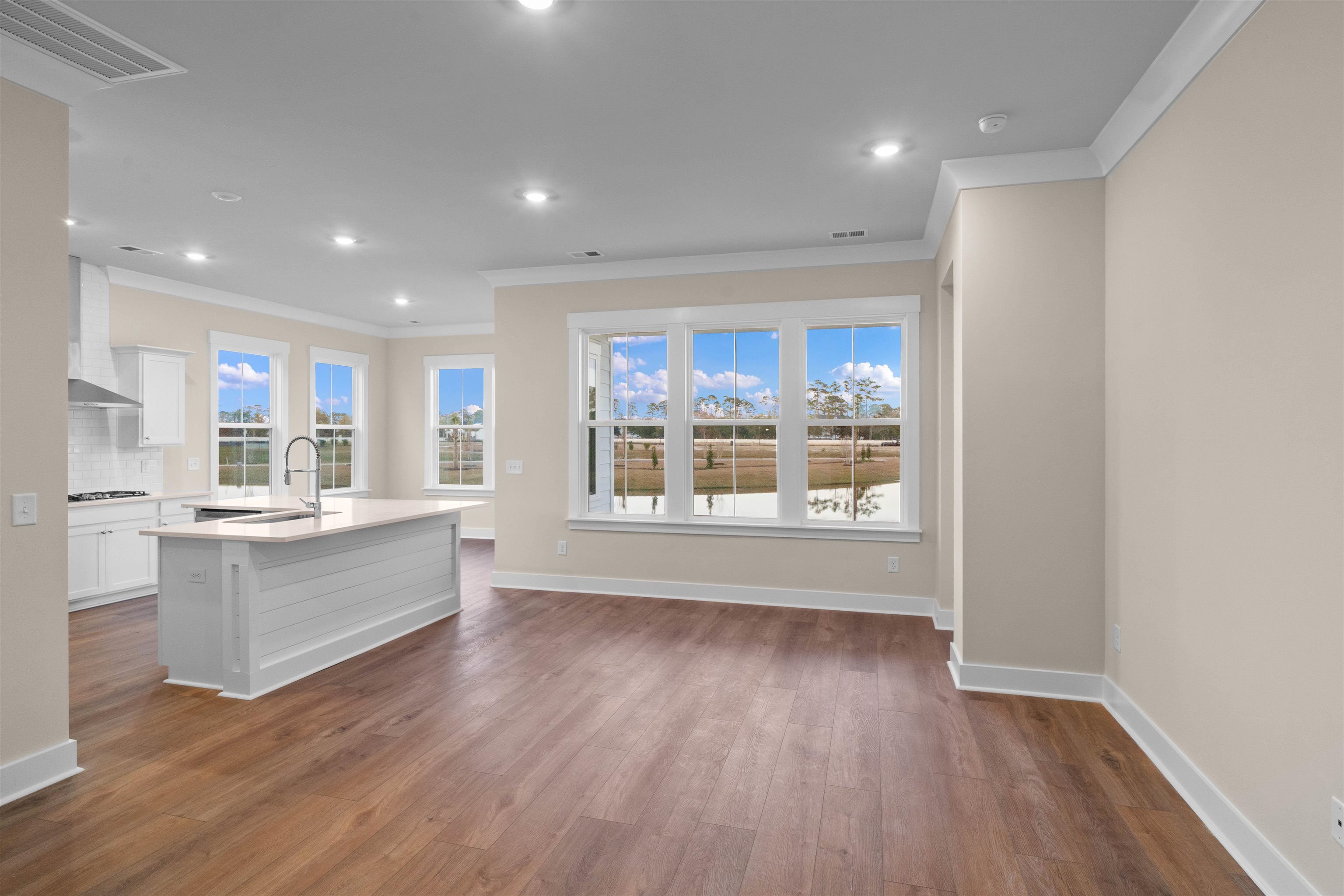 203 Atlantic Breeze St. Property Photo 6