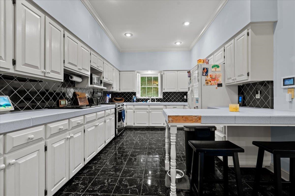 4044 Willow Creek Rd Property Photo 14