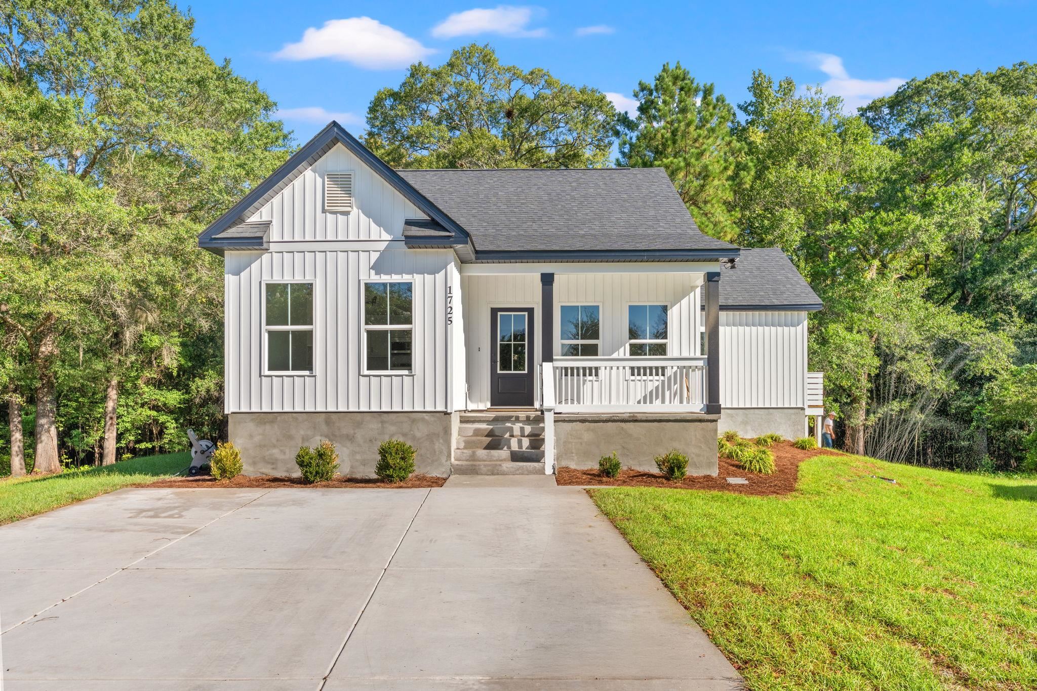 1725 Bridgewater Dr.