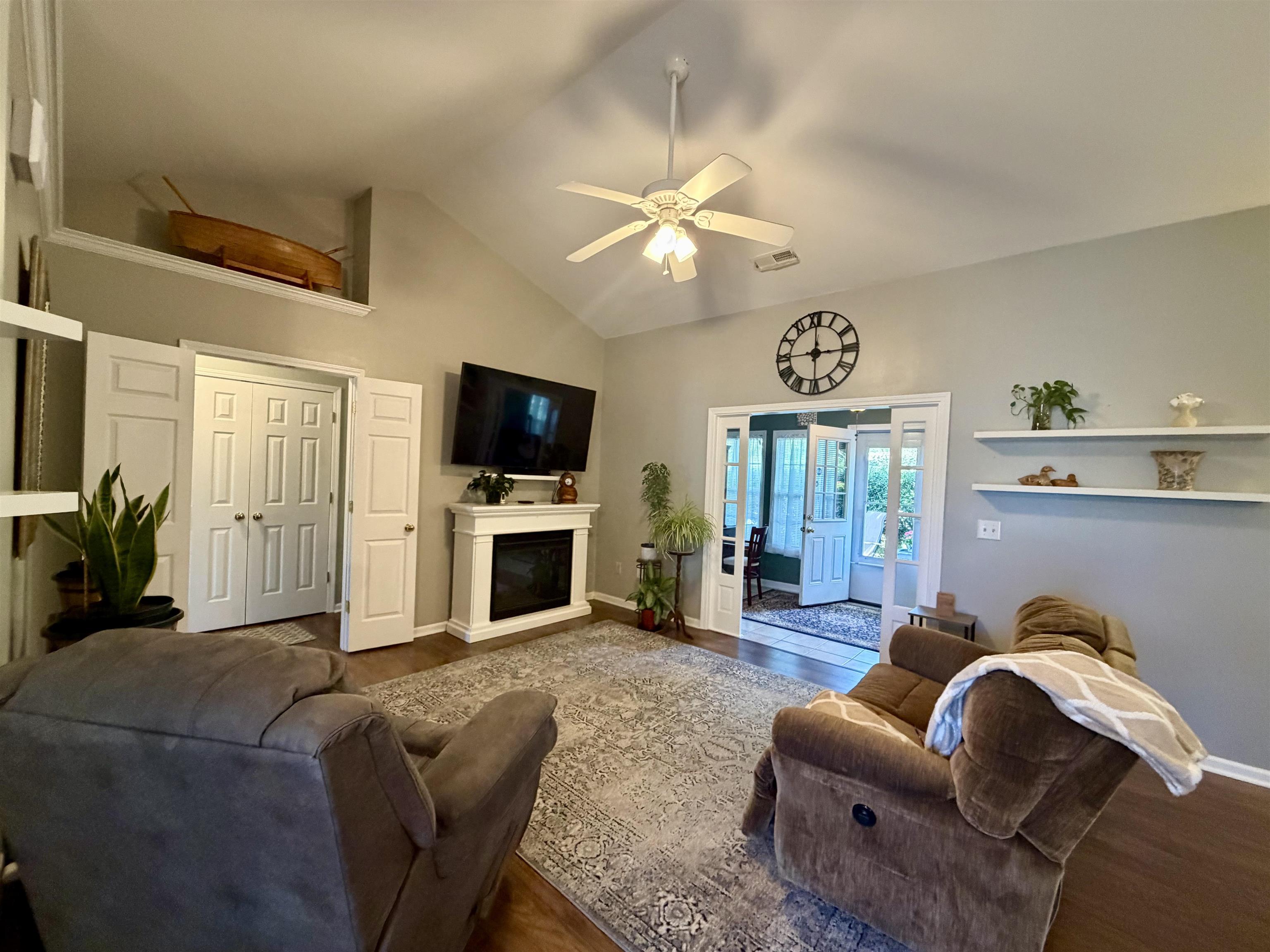 207 Melody Gardens Dr. Property Photo 2