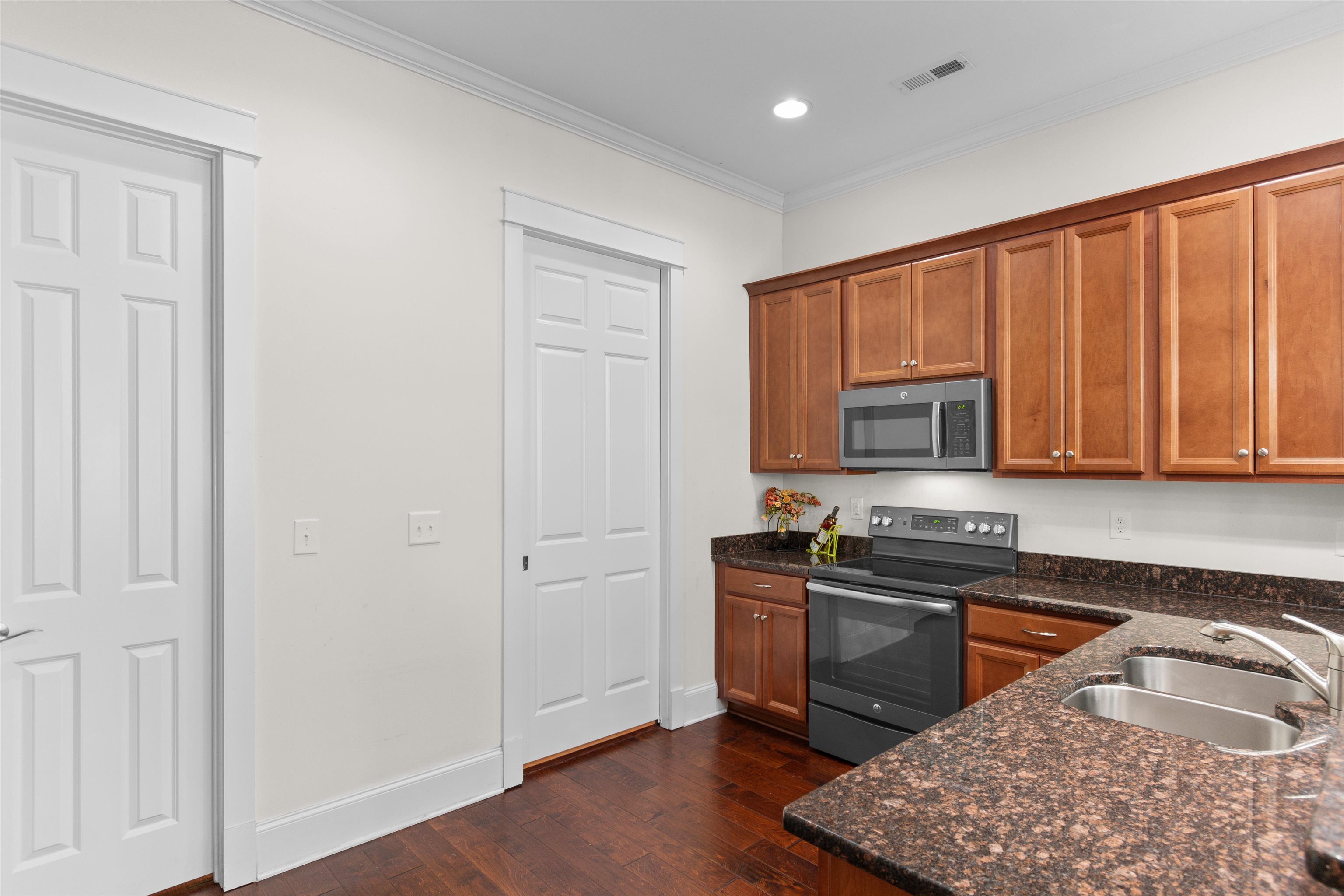 1189 Peterson St. Property Photo 11