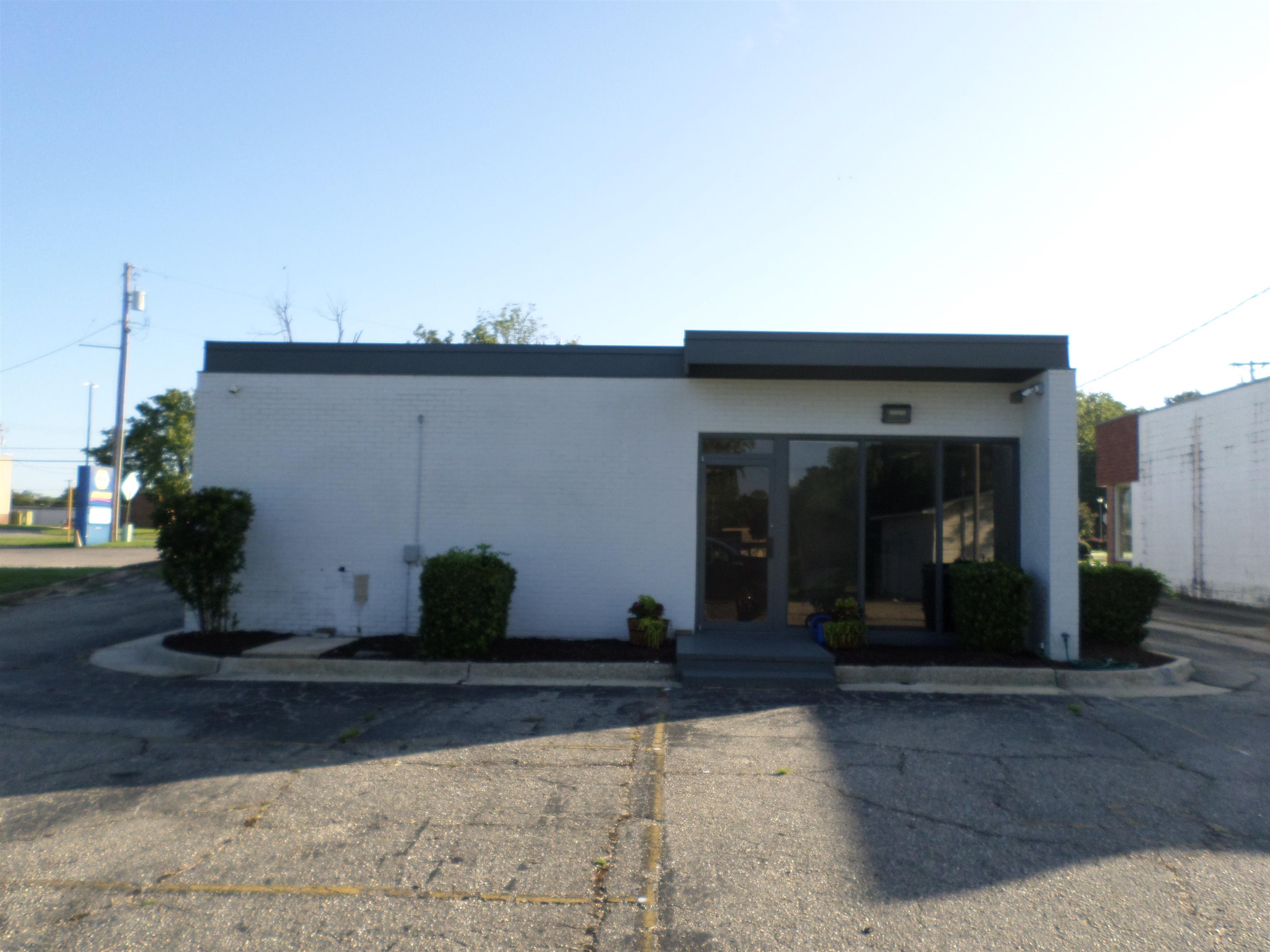 4242 Main St. Property Photo 6