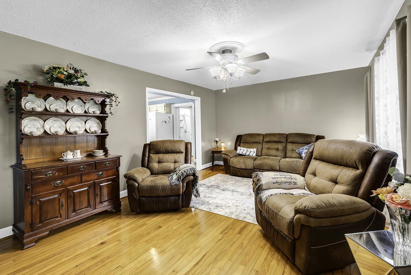 2048 Seitter St. Property Photo 4