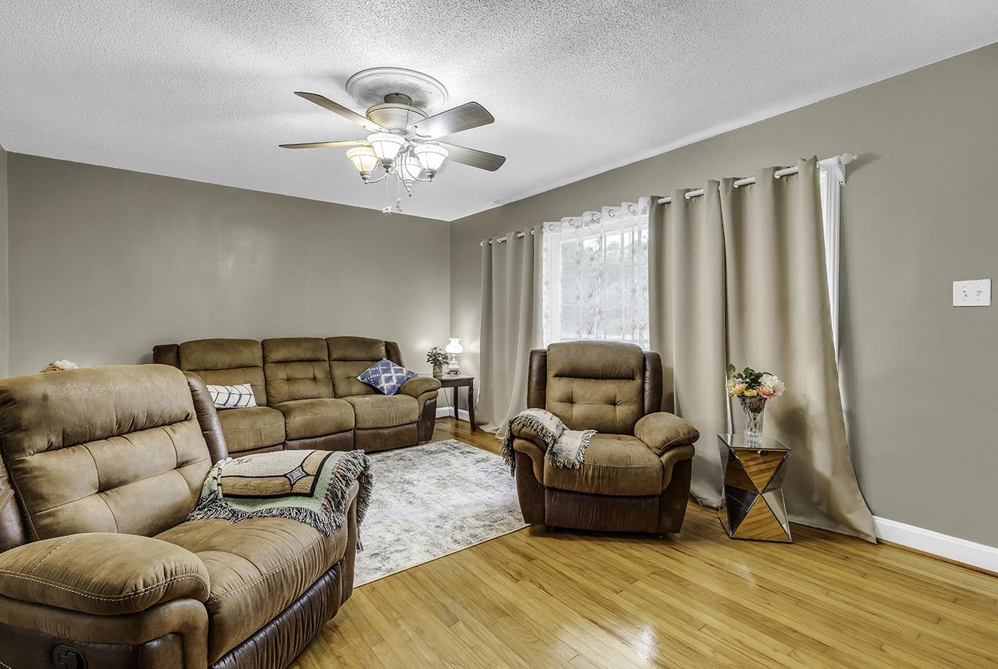 2048 Seitter St. Property Photo 5
