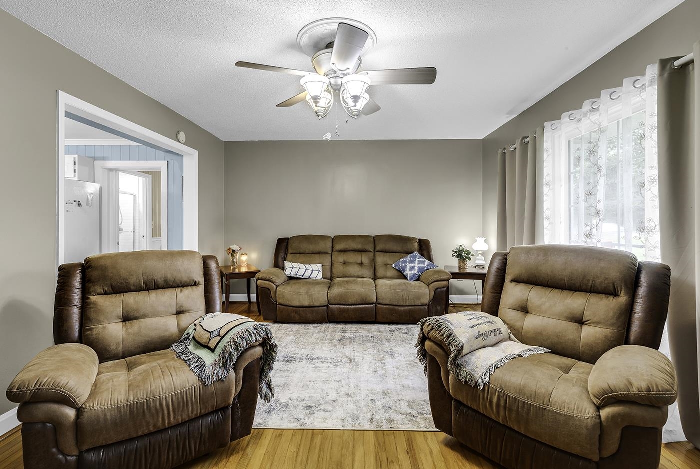 2048 Seitter St. Property Photo 6