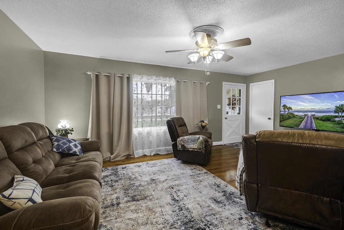 2048 Seitter St. Property Photo 7