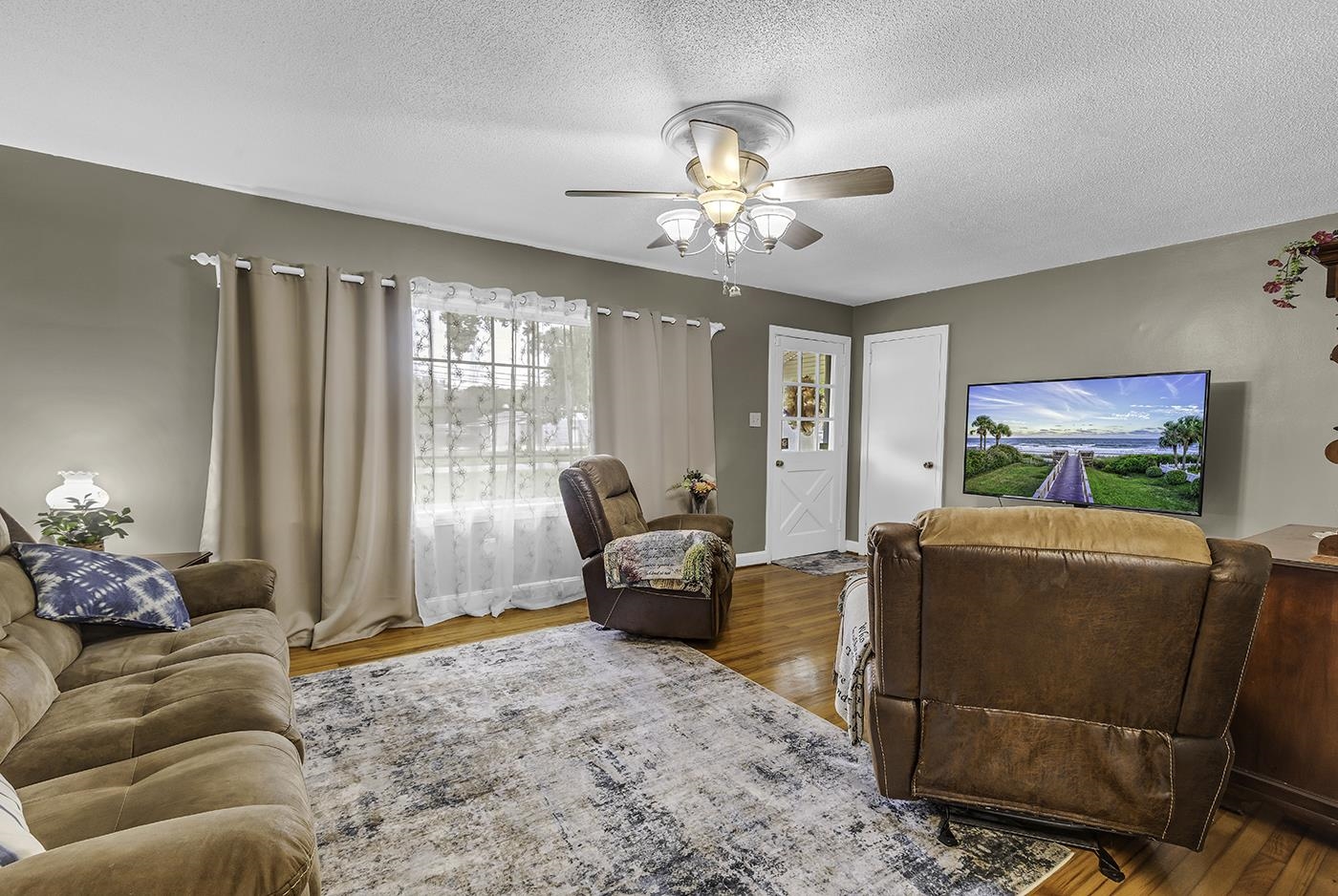 2048 Seitter St. Property Photo 8