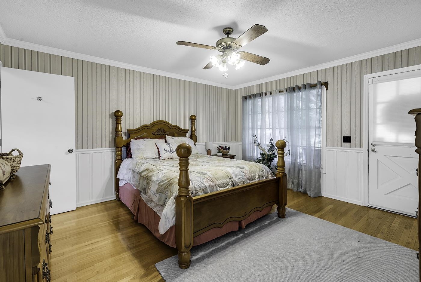 2048 Seitter St. Property Photo 9