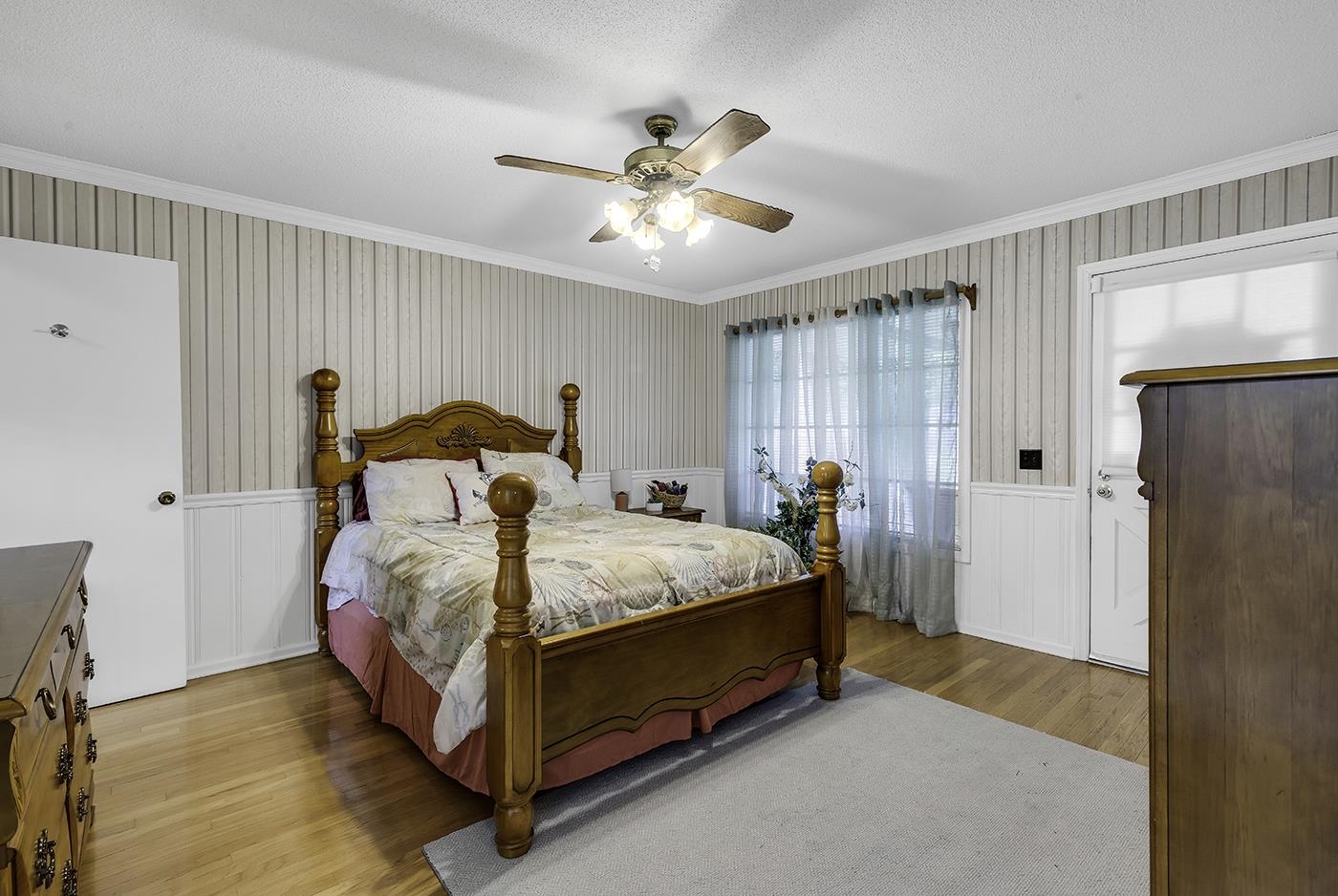 2048 Seitter St. Property Photo 10