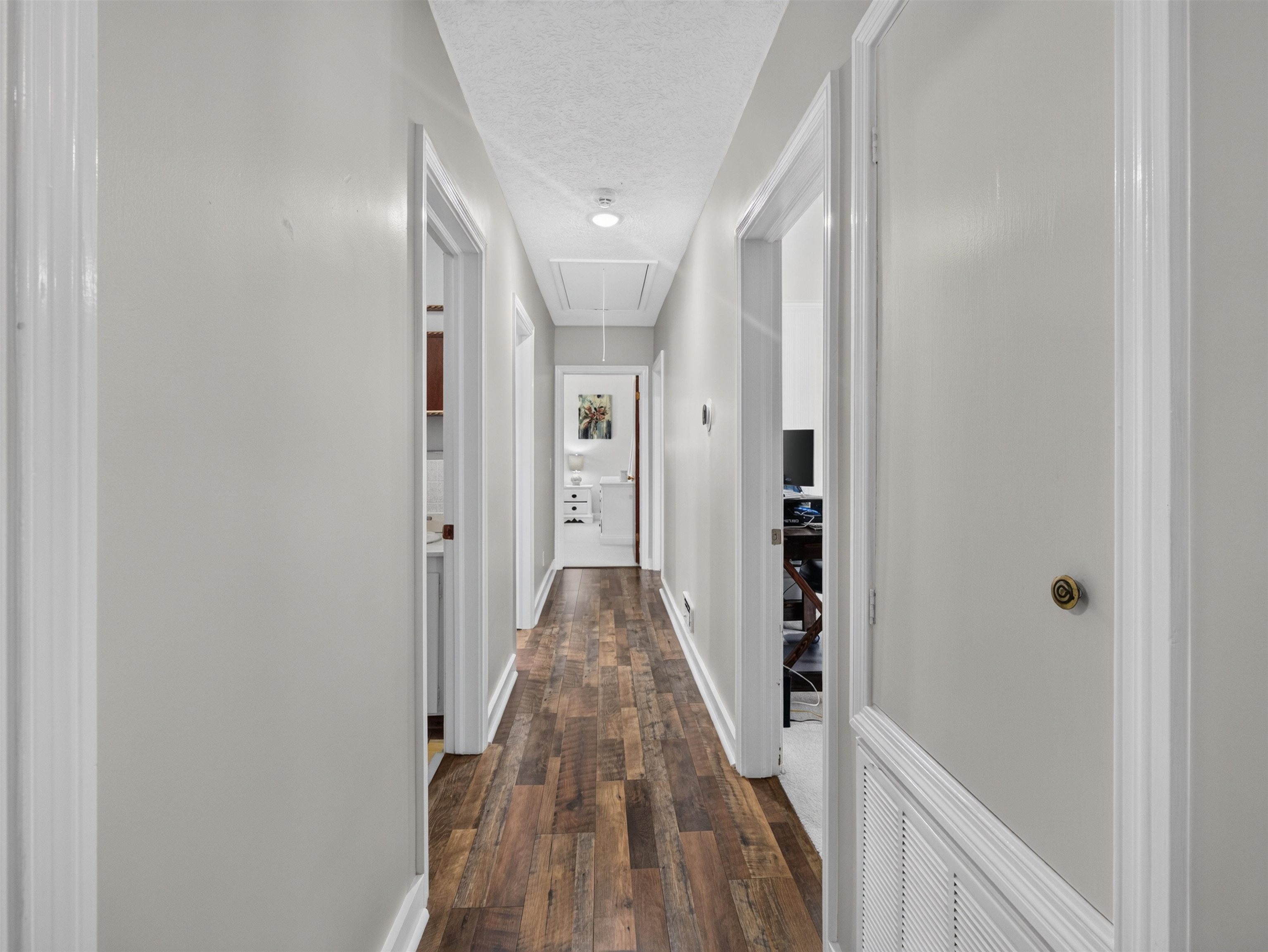 300 E Lloyd St. Property Photo 12
