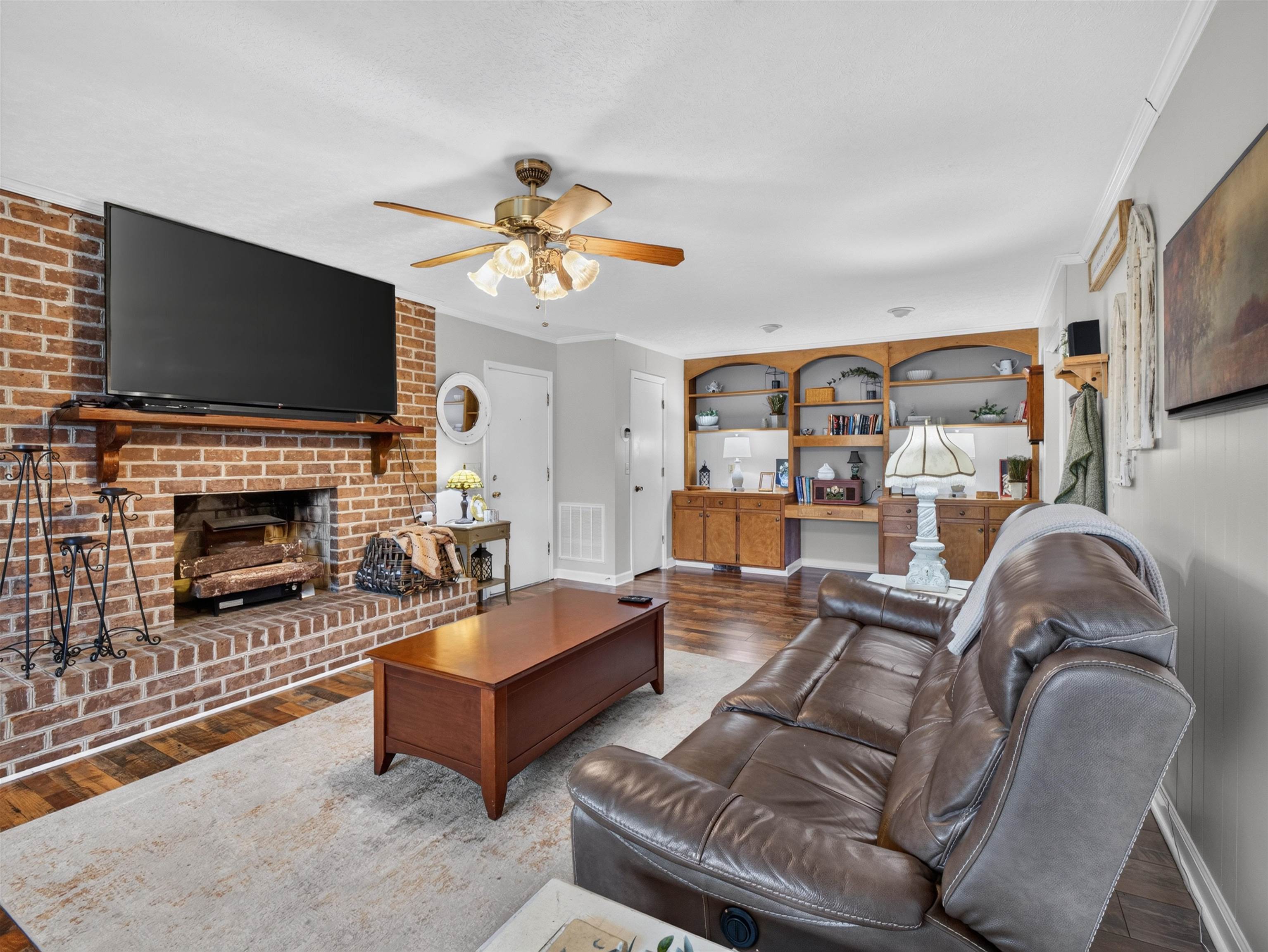 300 E Lloyd St. Property Photo 16