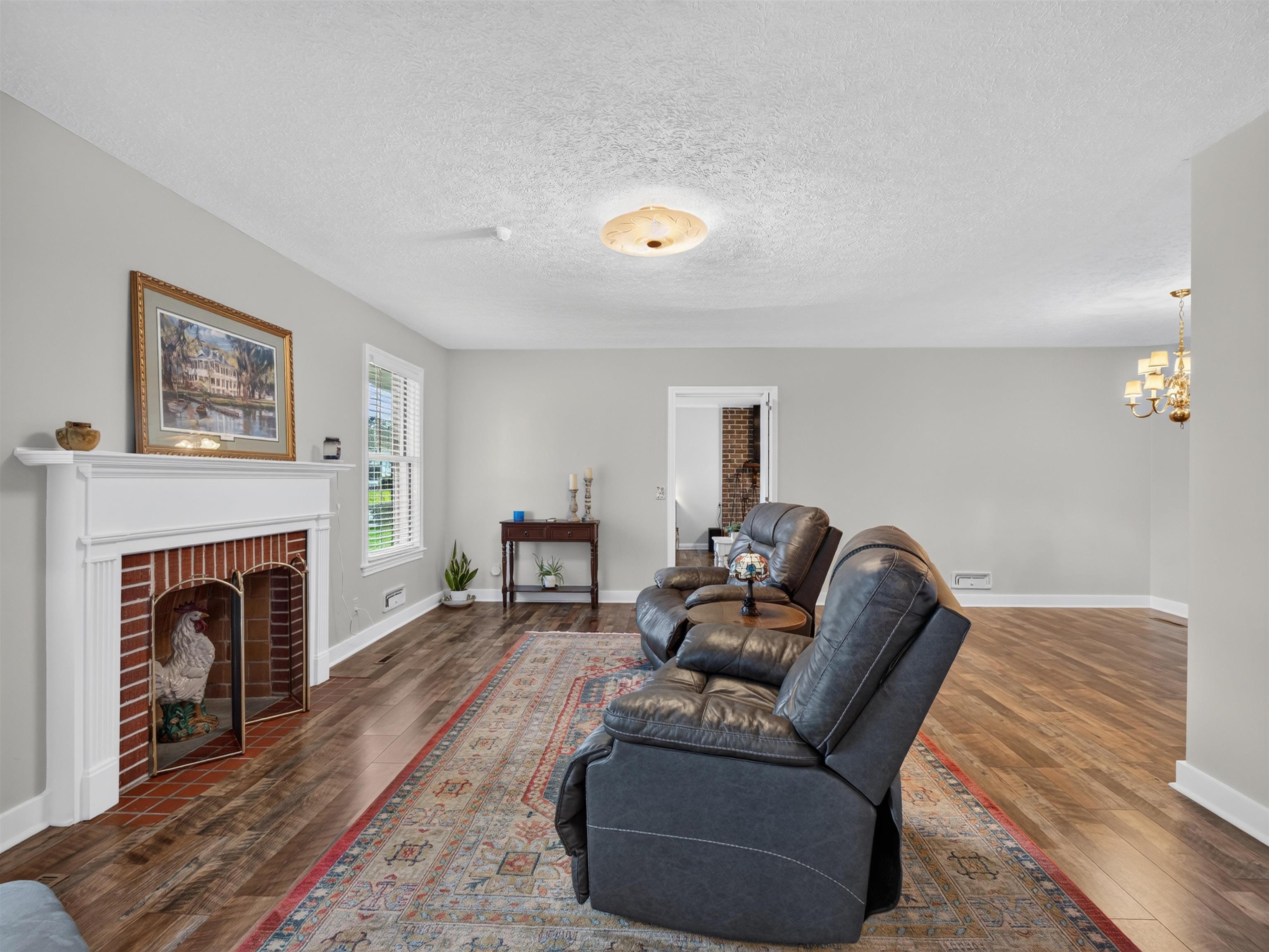 300 E Lloyd St. Property Photo 23