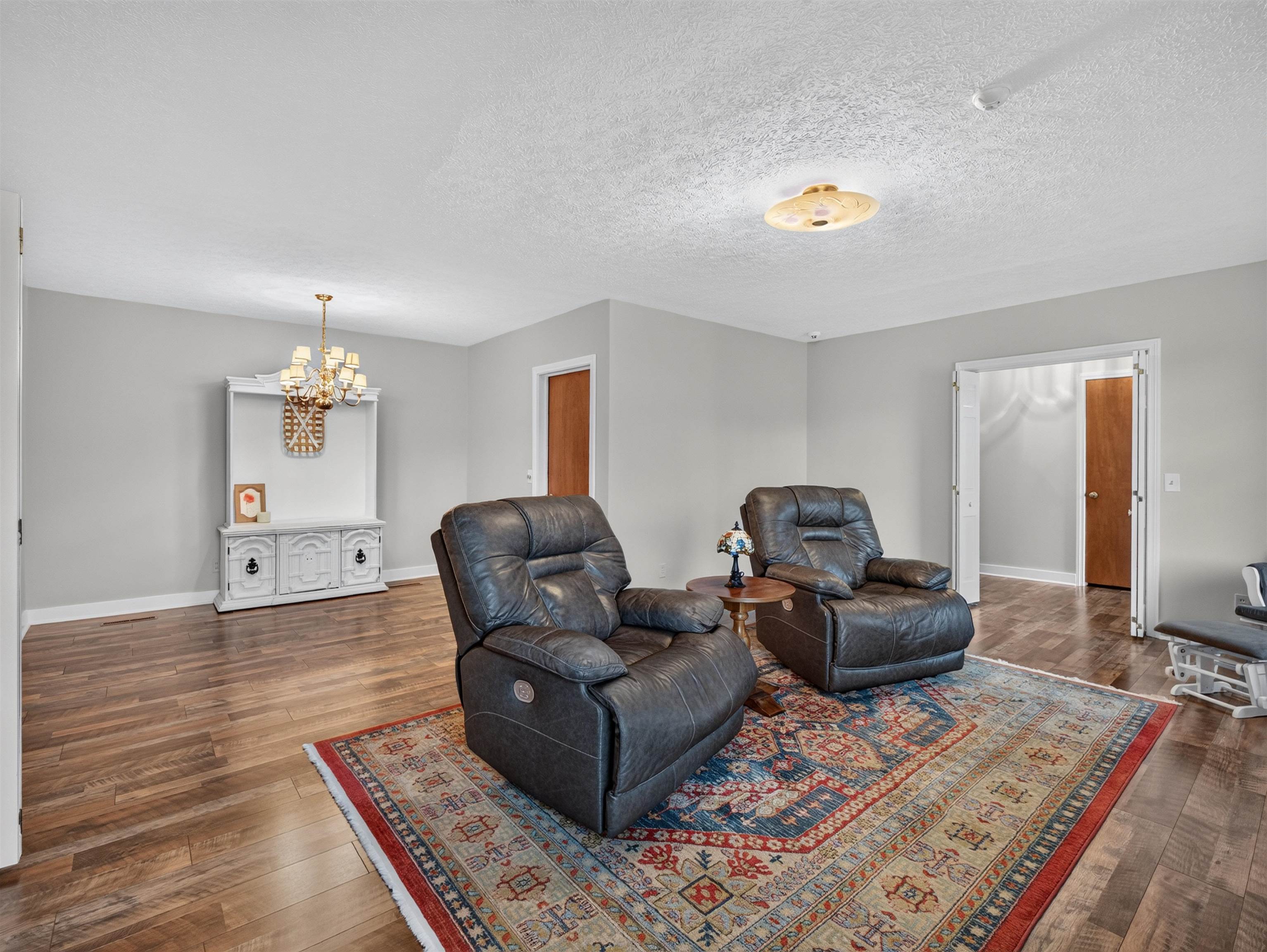 300 E Lloyd St. Property Photo 25