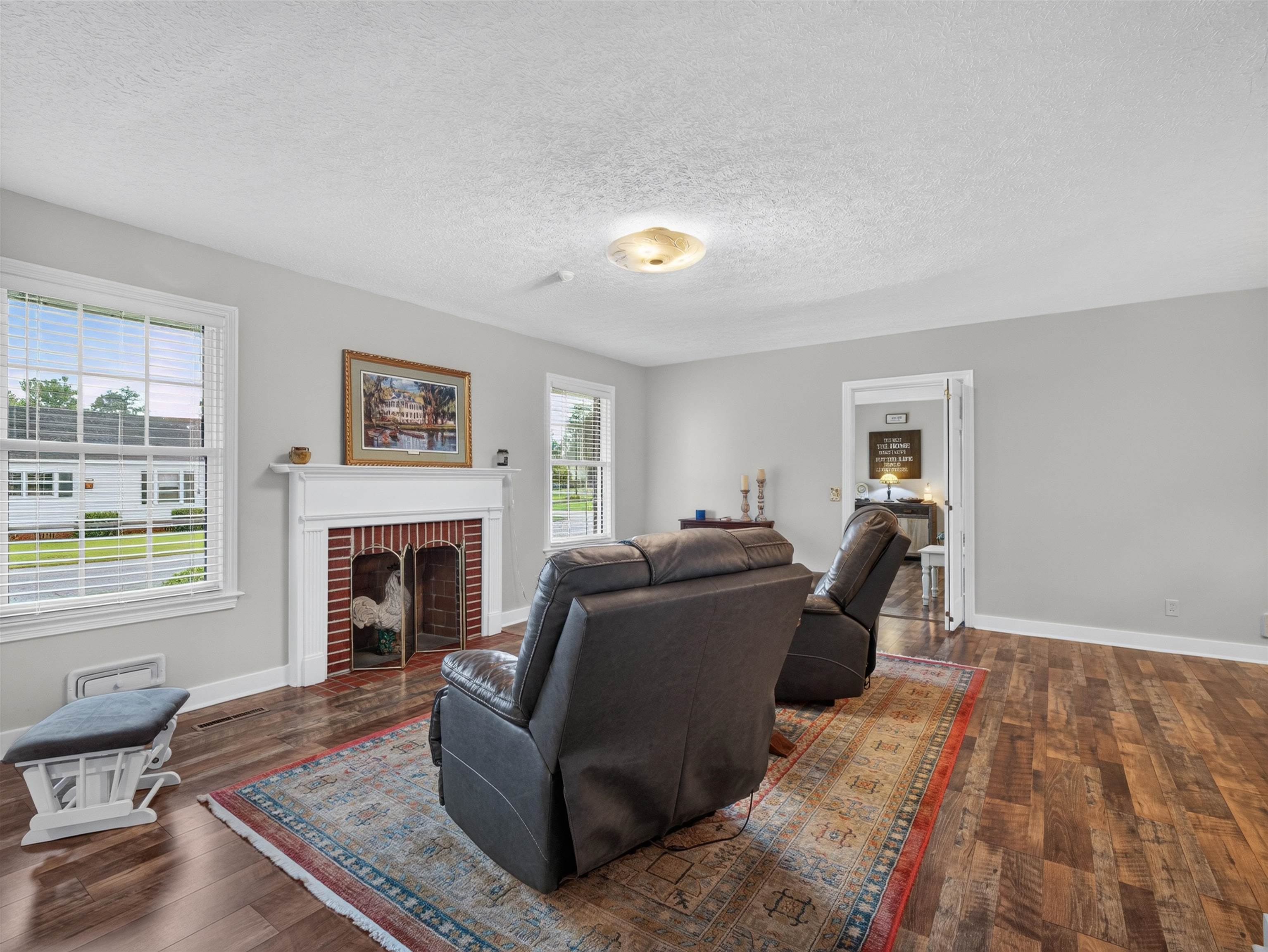 300 E Lloyd St. Property Photo 26