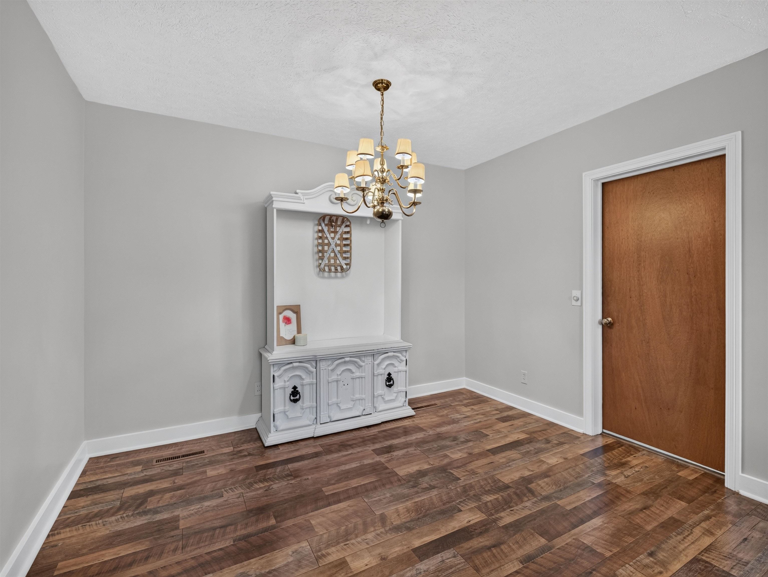 300 E Lloyd St. Property Photo 28