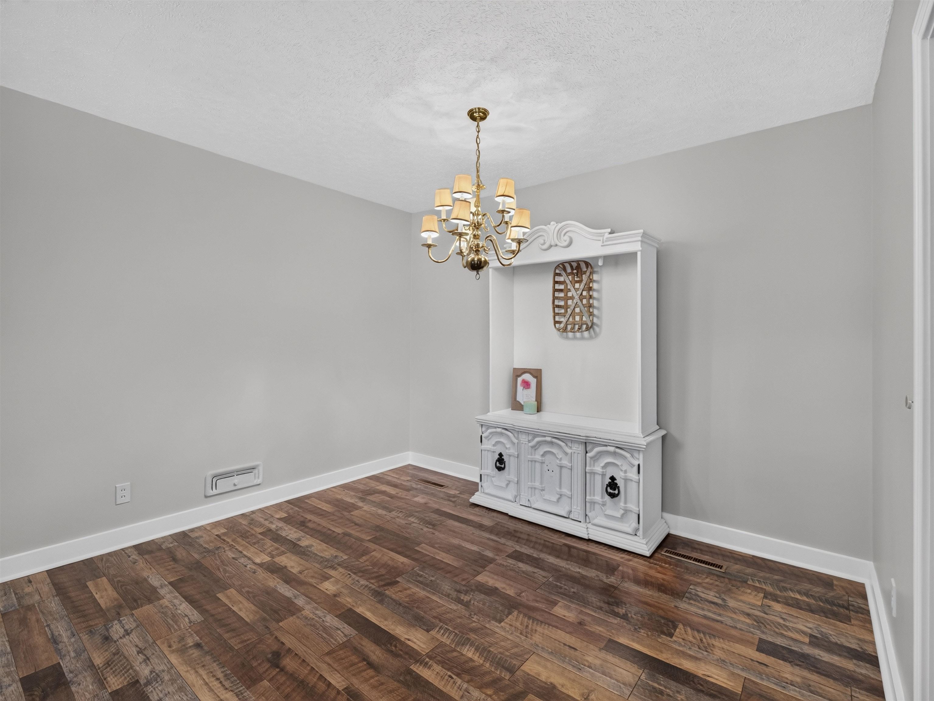 300 E Lloyd St. Property Photo 29