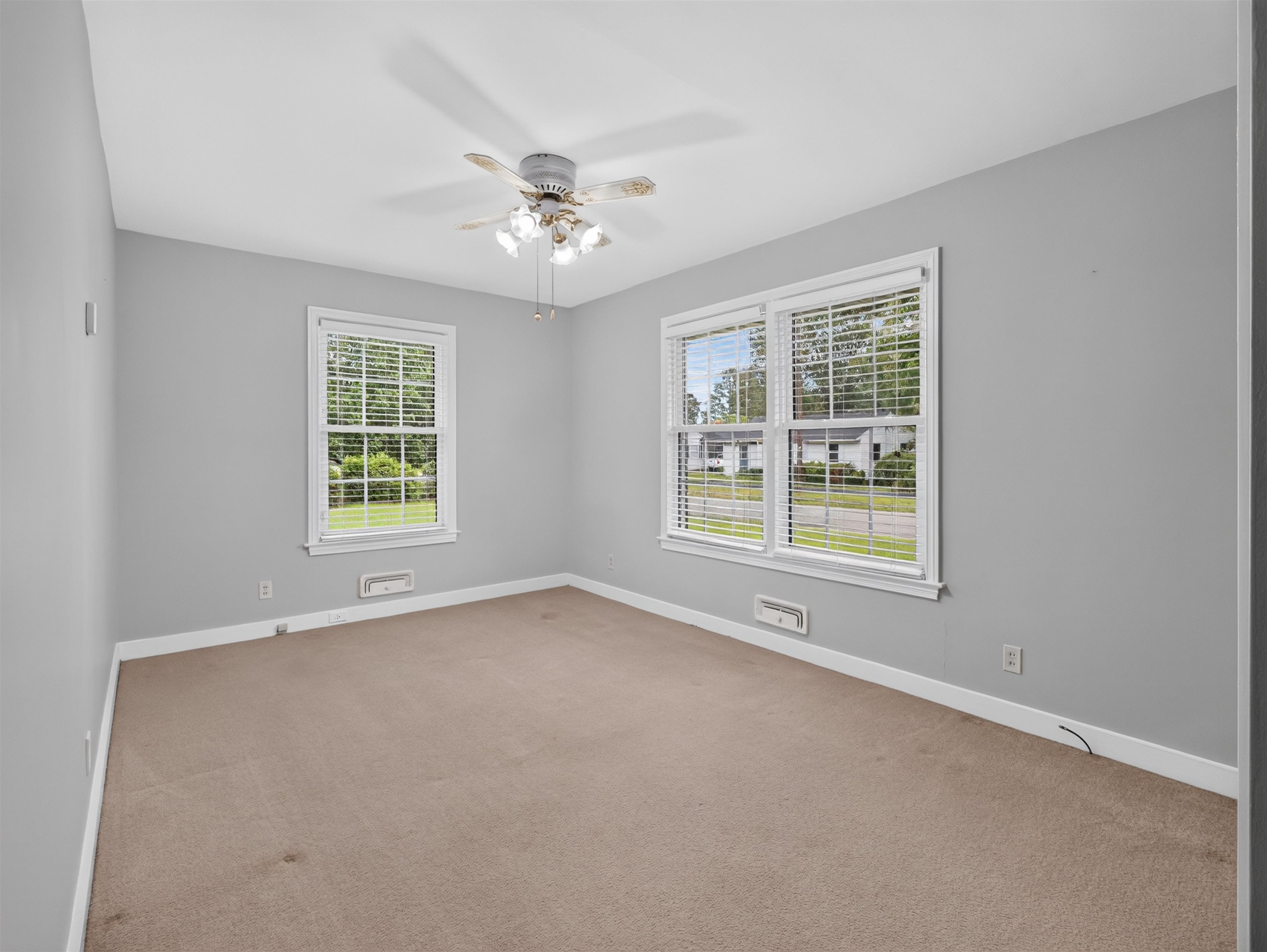 300 E Lloyd St. Property Photo 40