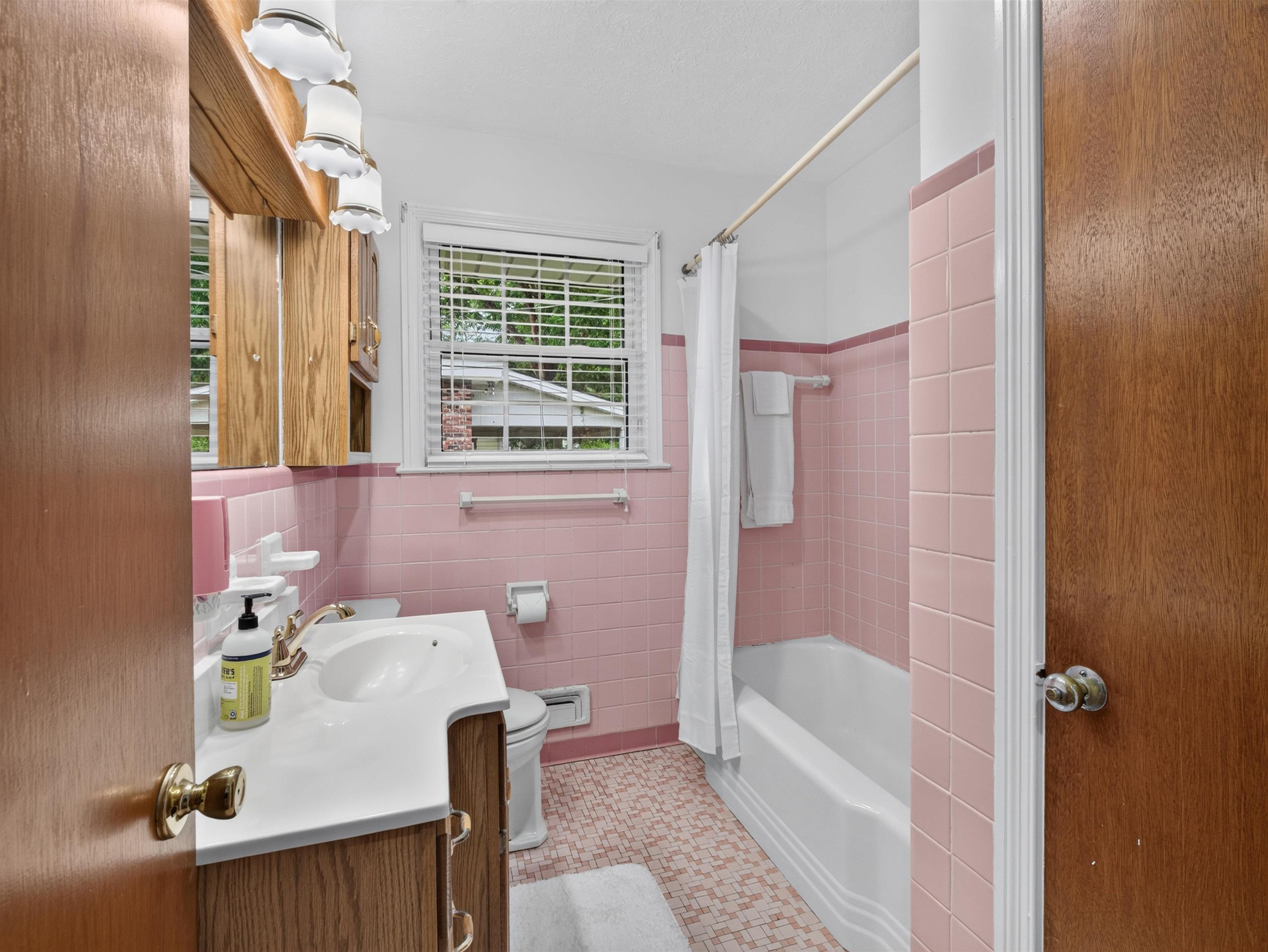 300 E Lloyd St. Property Photo 45
