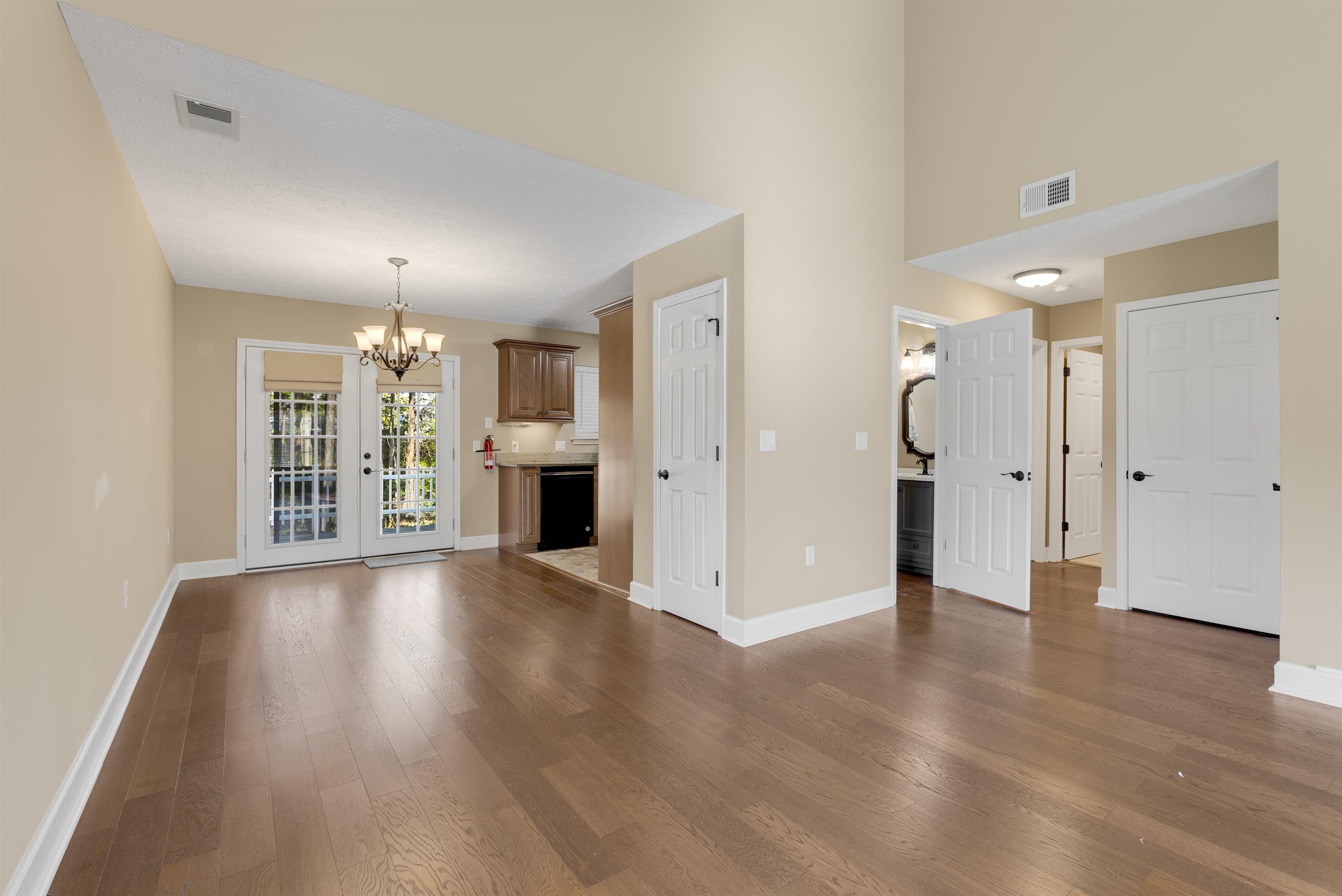 4533 Greenbriar Dr. Property Photo 10