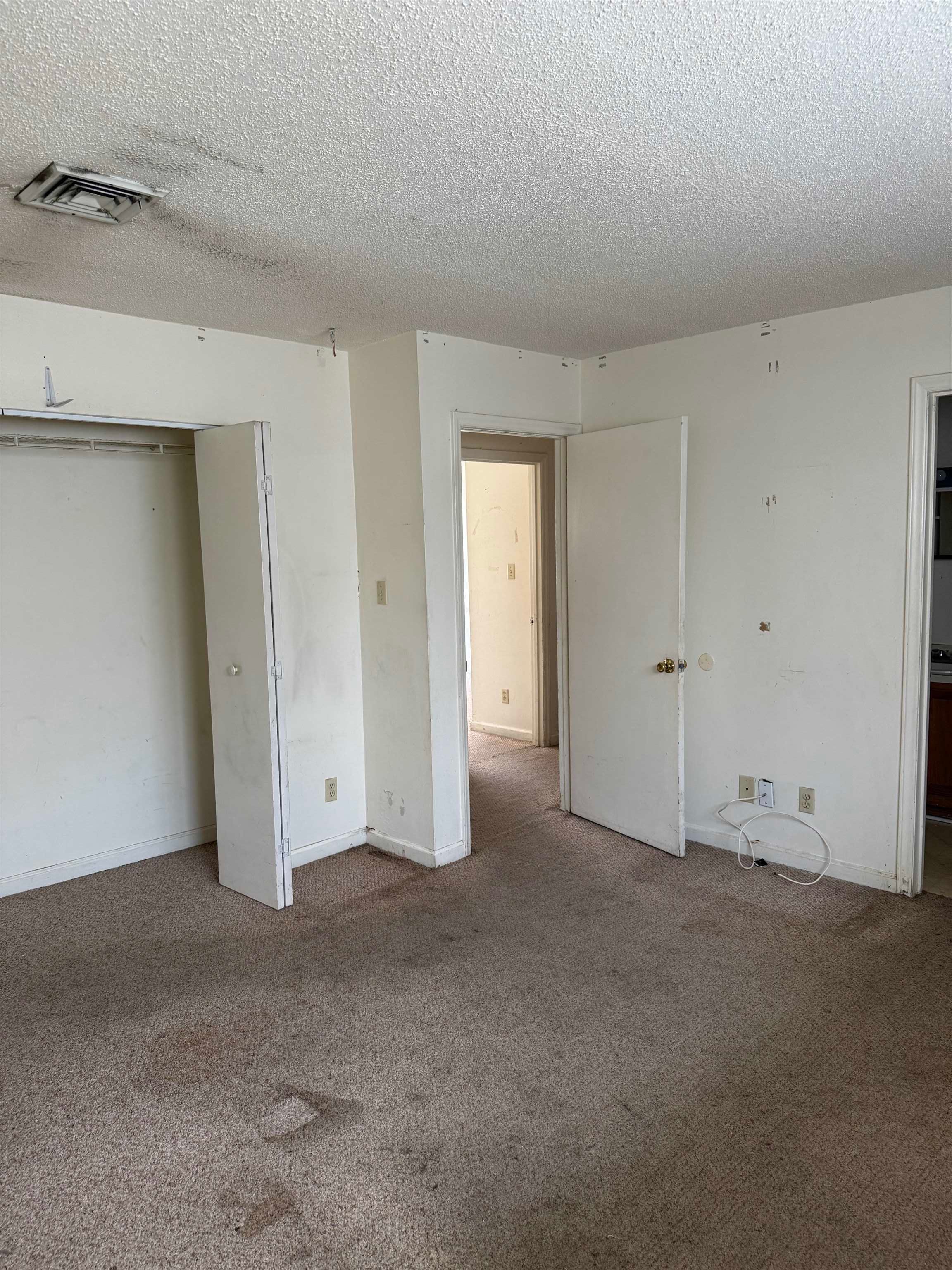 2000 Greens Blvd. Property Photo 15