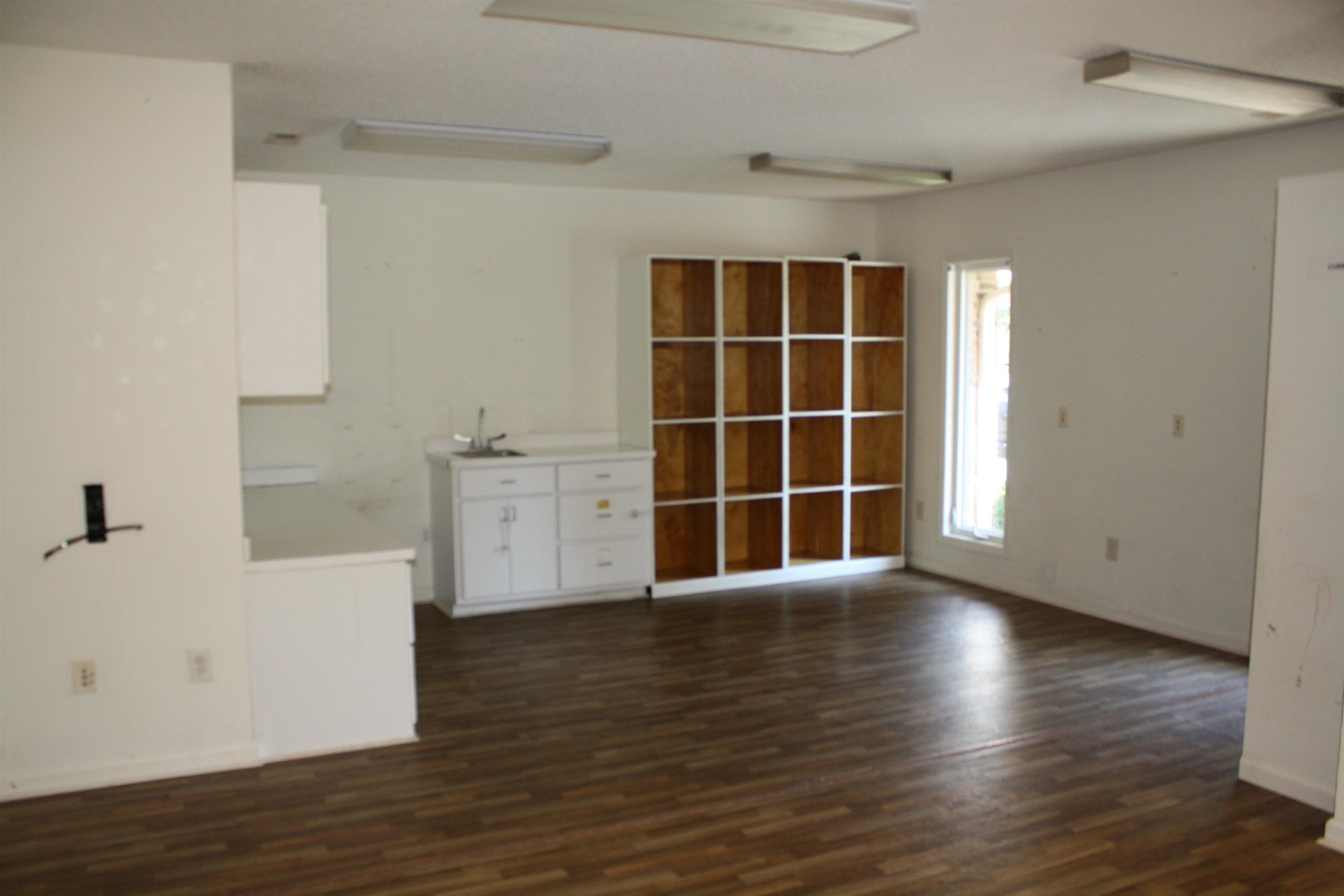 2185 N Fraser St. Property Photo 4