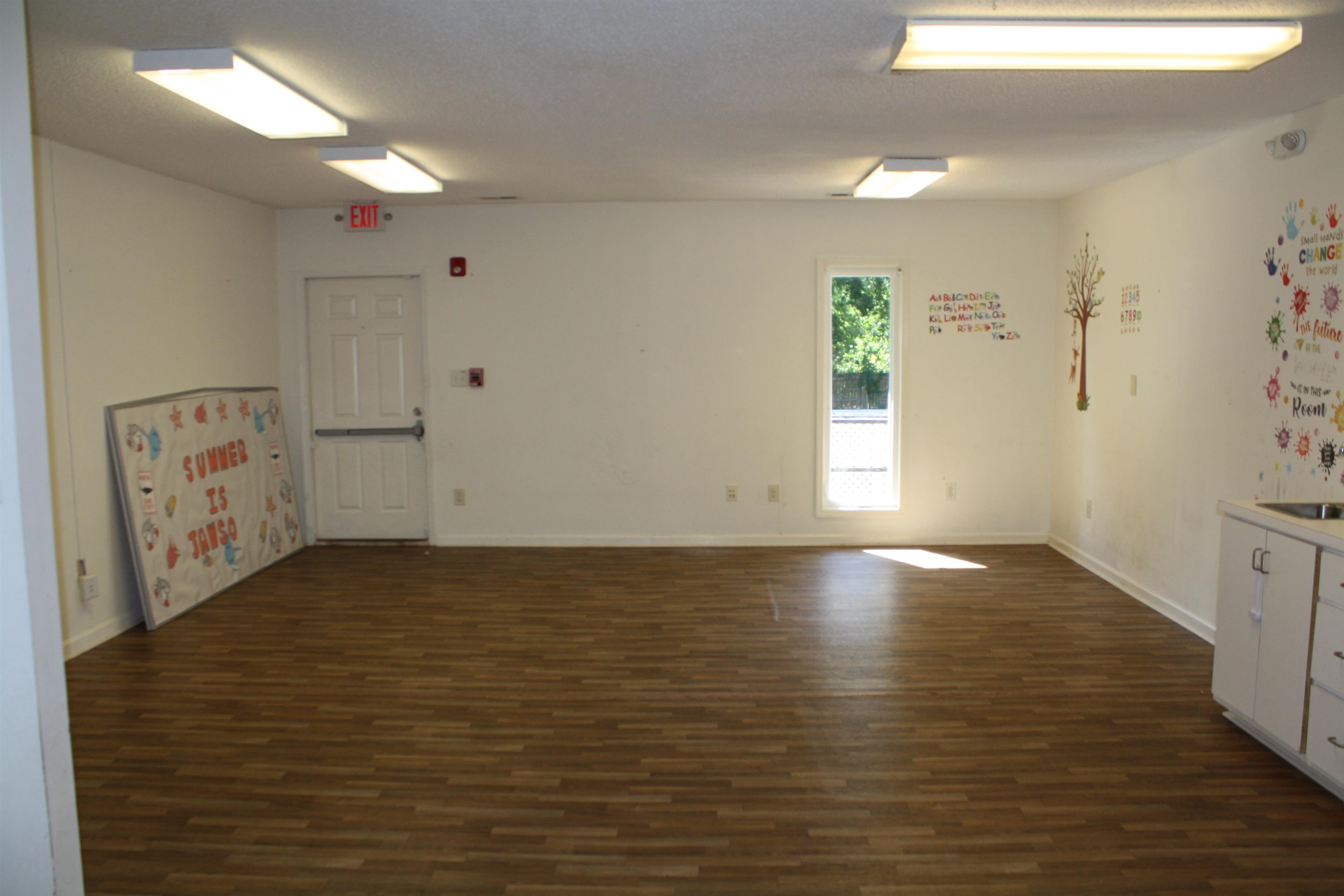 2185 N Fraser St. Property Photo 5