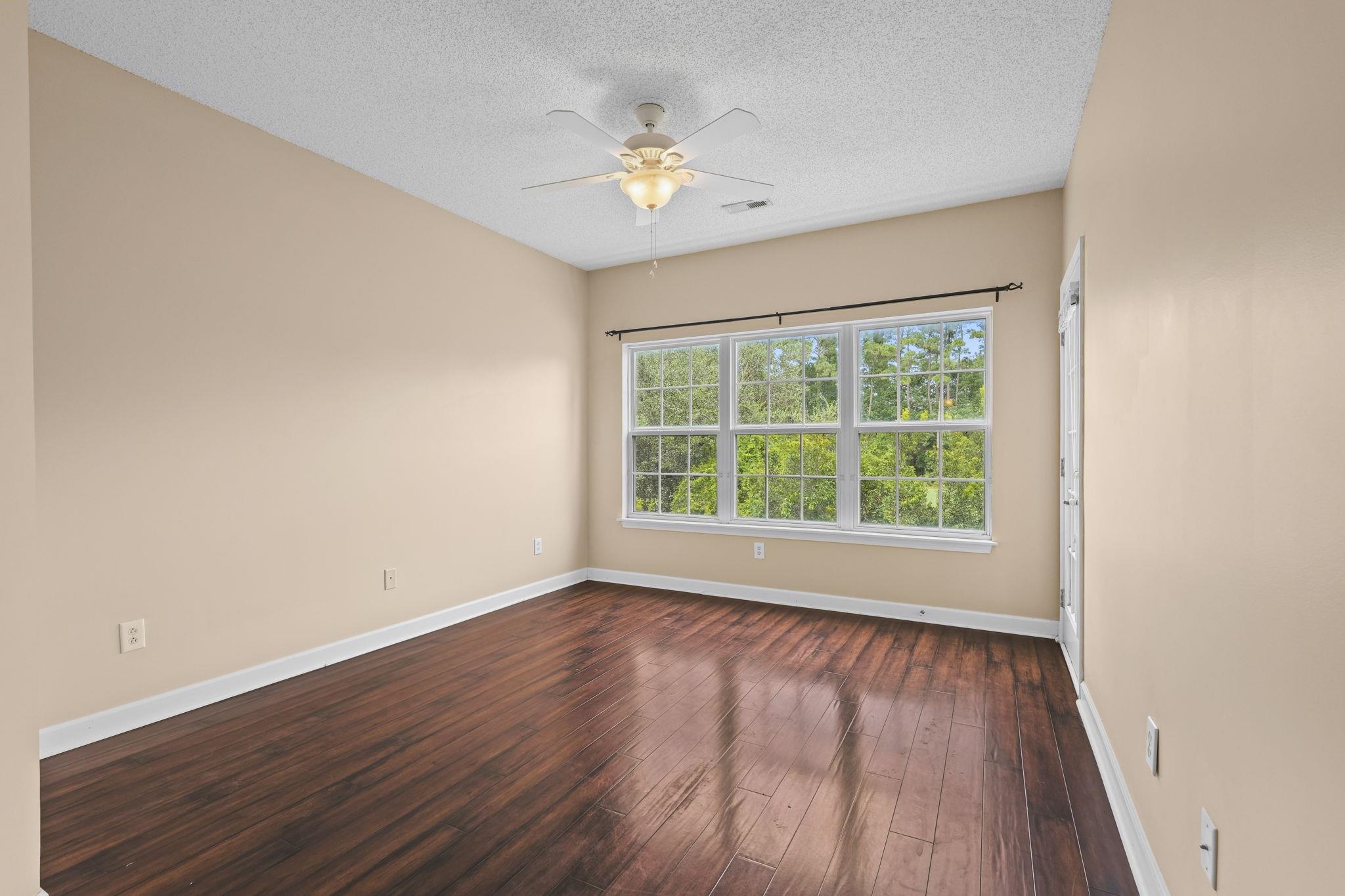 907 Knoll Shores Ct. Property Photo 17