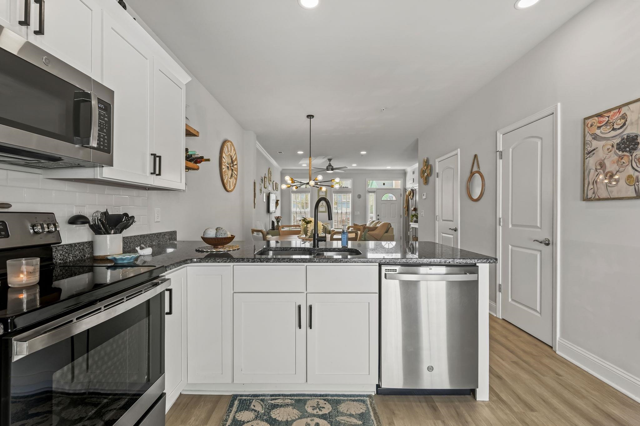 793 Moen Pl. Property Photo 15