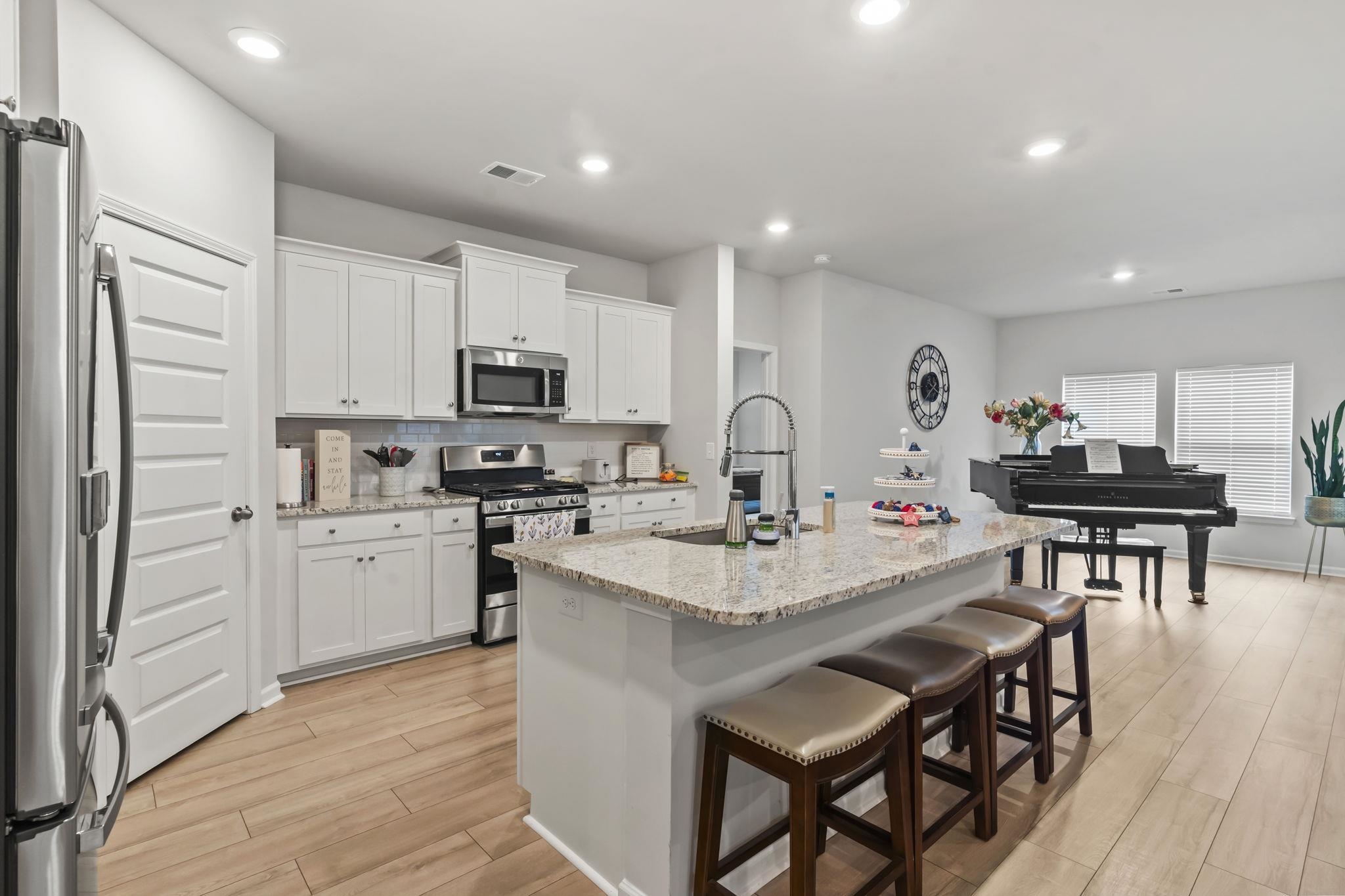 2070 Santa Maria St. Property Photo 4