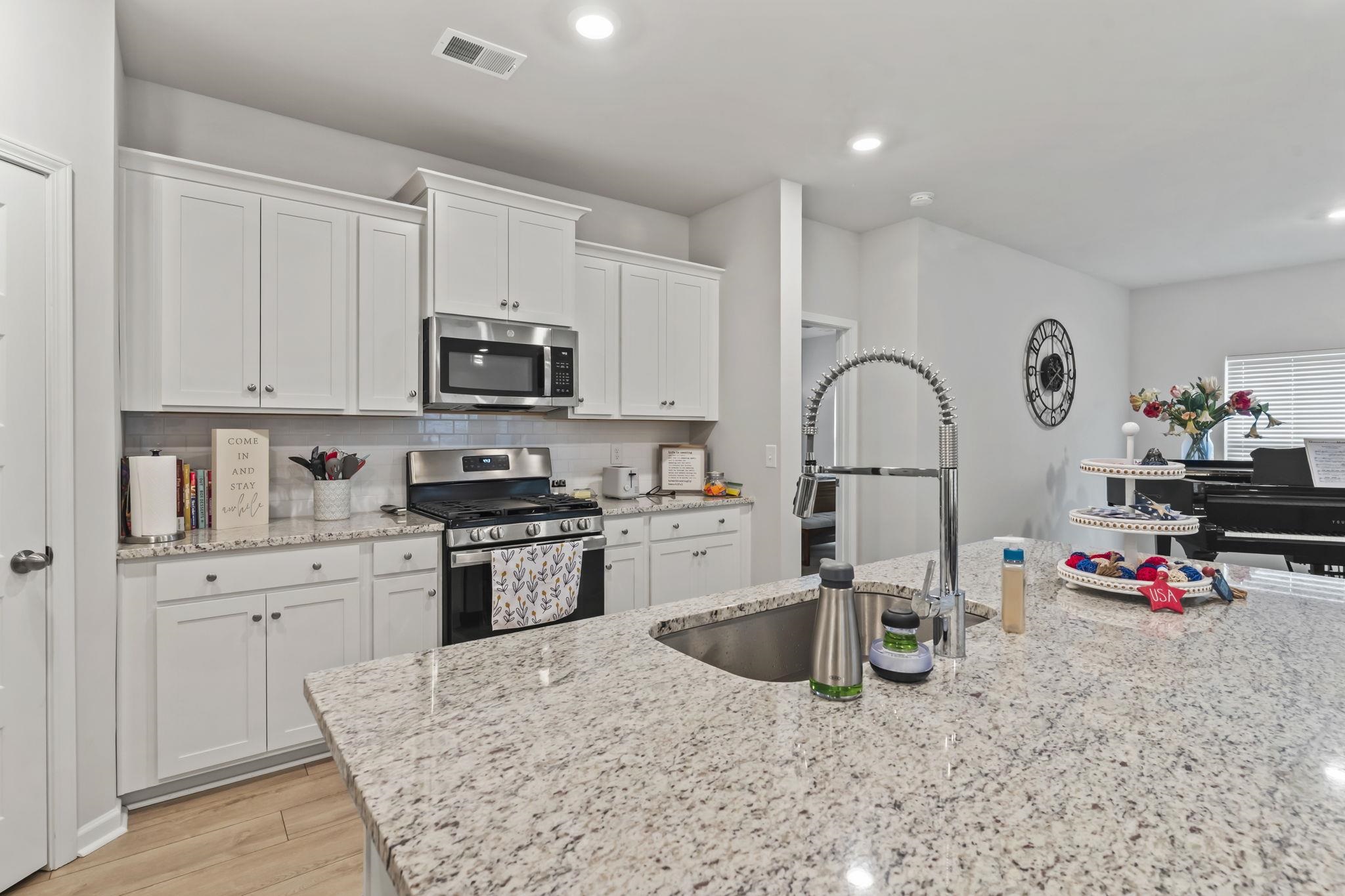 2070 Santa Maria St. Property Photo 5