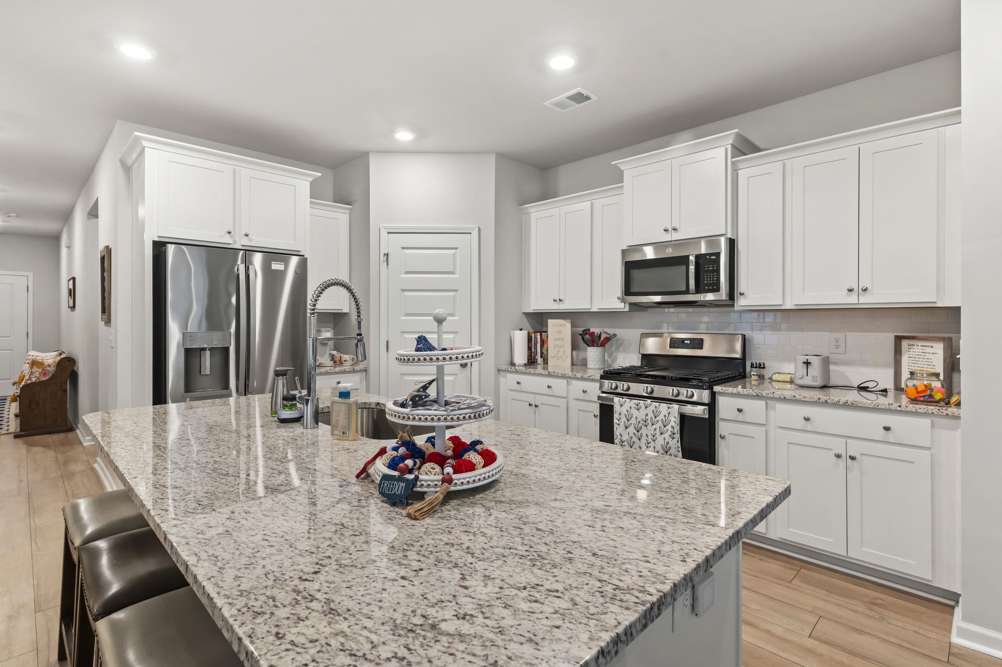 2070 Santa Maria St. Property Photo 6