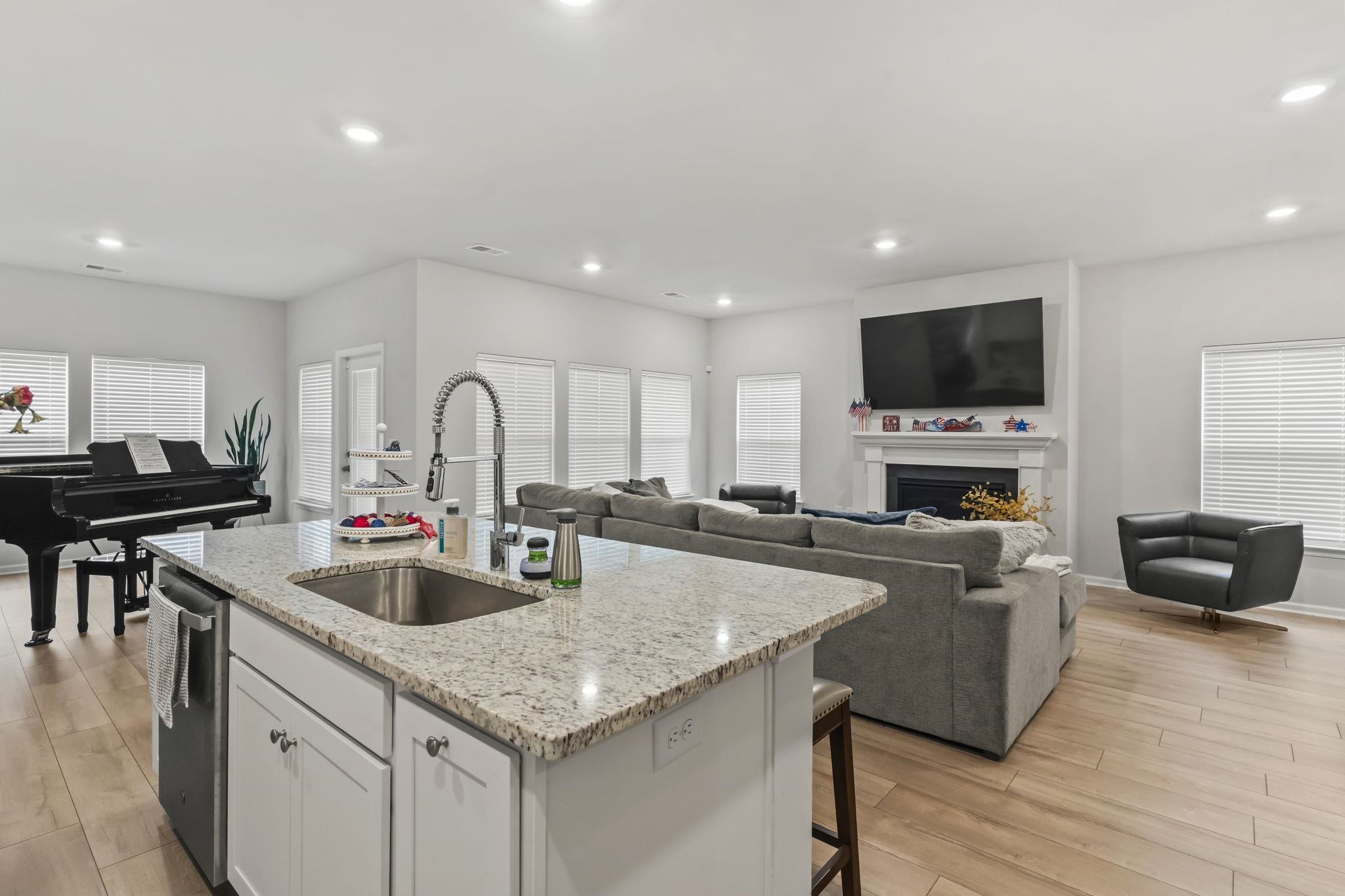 2070 Santa Maria St. Property Photo 12